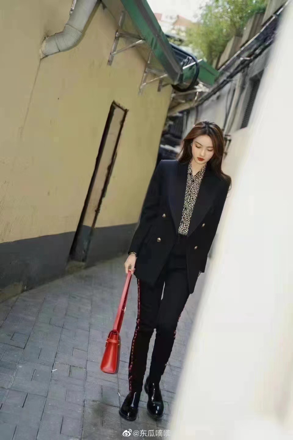 Ysl 𝑴𝒂𝒏𝒉𝒂𝒕𝒕𝒂𝒏 29CM曼哈顿法棍包 579271大红色牙签纹金扣