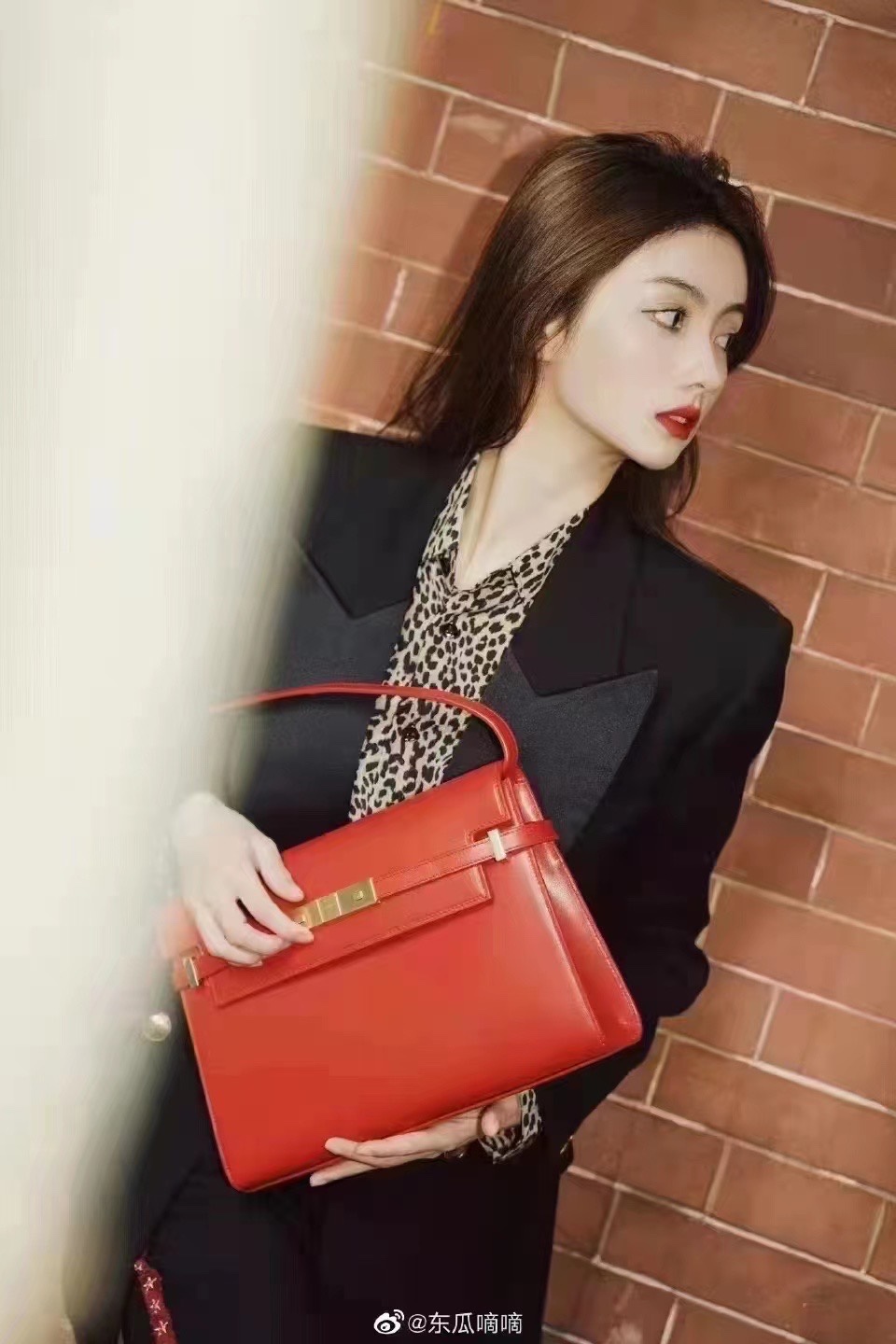 Ysl 𝑴𝒂𝒏𝒉𝒂𝒕𝒕𝒂𝒏 29CM曼哈顿法棍包 579271大红色牙签纹金扣