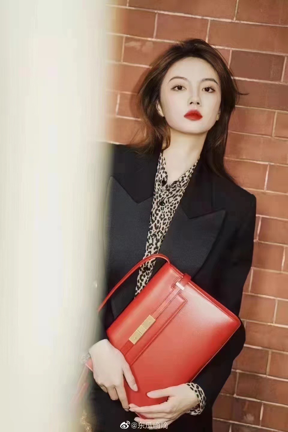 Ysl 𝑴𝒂𝒏𝒉𝒂𝒕𝒕𝒂𝒏 29CM曼哈顿法棍包 579271大红色牙签纹金扣