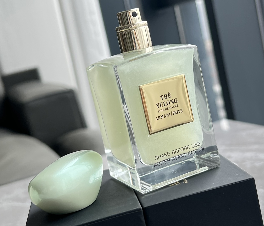 105💰原单品质
2⃣️Armani阿玛尼私藏系列玉龙茶香流沙版玉龙幻沙2021珍藏香水母狼100ml
前调:橘子柠檬
中调:茶叶
后调:龙涎香
去年玉龙茶香刷爆网络，这支流沙版本&lsquo;玉龙幻沙是玉龙茶香2021全新推出的流沙版。
简洁动人,这就是小清新。
上皮之后会顷刻延展开一阵酸爽的气泡柠檬果汁，微凉但是不刺激，是温柔的一杯夏日冷饮。
茶香就浅浅的铺垫在这杯柠檬水之下，隐隐发力，逐步彰显自己清新却不失稳重的气质。
文艺俏皮小清新，象征清新与活力。
绿茶为泉，柑橘做缀，微甜却恰到好处的清新，
茶叶沿着水的脉络,像那云卷云☁️
