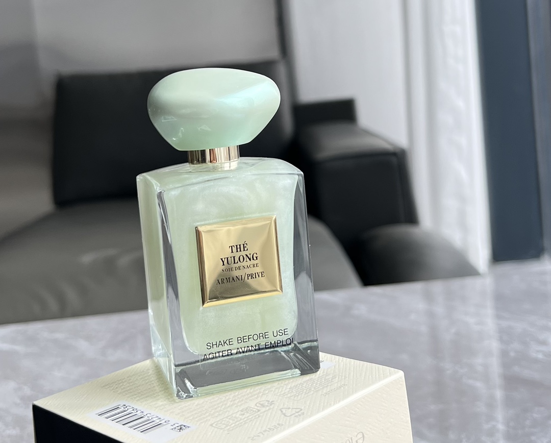 105💰原单品质
2⃣️Armani阿玛尼私藏系列玉龙茶香流沙版玉龙幻沙2021珍藏香水母狼100ml
前调:橘子柠檬
中调:茶叶
后调:龙涎香
去年玉龙茶香刷爆网络，这支流沙版本&lsquo;玉龙幻沙是玉龙茶香2021全新推出的流沙版。
简洁动人,这就是小清新。
上皮之后会顷刻延展开一阵酸爽的气泡柠檬果汁，微凉但是不刺激，是温柔的一杯夏日冷饮。
茶香就浅浅的铺垫在这杯柠檬水之下，隐隐发力，逐步彰显自己清新却不失稳重的气质。
文艺俏皮小清新，象征清新与活力。
绿茶为泉，柑橘做缀，微甜却恰到好处的清新，
茶叶沿着水的脉络,像那云卷云☁️