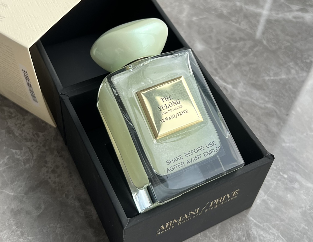 105💰原单品质
2⃣️Armani阿玛尼私藏系列玉龙茶香流沙版玉龙幻沙2021珍藏香水母狼100ml
前调:橘子柠檬
中调:茶叶
后调:龙涎香
去年玉龙茶香刷爆网络，这支流沙版本&lsquo;玉龙幻沙是玉龙茶香2021全新推出的流沙版。
简洁动人,这就是小清新。
上皮之后会顷刻延展开一阵酸爽的气泡柠檬果汁，微凉但是不刺激，是温柔的一杯夏日冷饮。
茶香就浅浅的铺垫在这杯柠檬水之下，隐隐发力，逐步彰显自己清新却不失稳重的气质。
文艺俏皮小清新，象征清新与活力。
绿茶为泉，柑橘做缀，微甜却恰到好处的清新，
茶叶沿着水的脉络,像那云卷云☁️