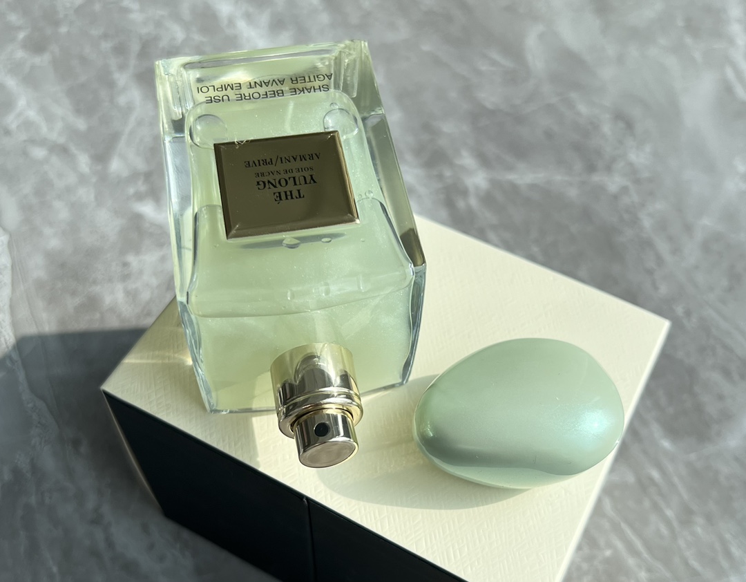 105💰原单品质
2⃣️Armani阿玛尼私藏系列玉龙茶香流沙版玉龙幻沙2021珍藏香水母狼100ml
前调:橘子柠檬
中调:茶叶
后调:龙涎香
去年玉龙茶香刷爆网络，这支流沙版本&lsquo;玉龙幻沙是玉龙茶香2021全新推出的流沙版。
简洁动人,这就是小清新。
上皮之后会顷刻延展开一阵酸爽的气泡柠檬果汁，微凉但是不刺激，是温柔的一杯夏日冷饮。
茶香就浅浅的铺垫在这杯柠檬水之下，隐隐发力，逐步彰显自己清新却不失稳重的气质。
文艺俏皮小清新，象征清新与活力。
绿茶为泉，柑橘做缀，微甜却恰到好处的清新，
茶叶沿着水的脉络,像那云卷云☁️