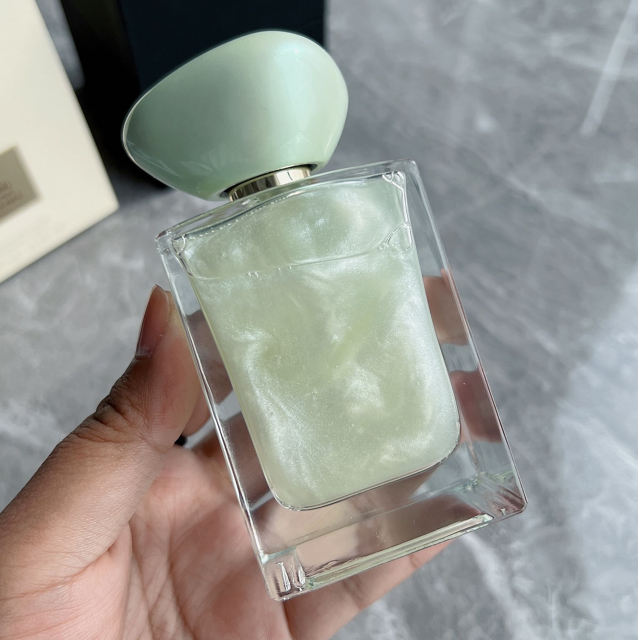 105💰原单品质
2⃣️Armani阿玛尼私藏系列玉龙茶香流沙版玉龙幻沙2021珍藏香水母狼100ml
前调:橘子柠檬
中调:茶叶
后调:龙涎香
去年玉龙茶香刷爆网络，这支流沙版本&lsquo;玉龙幻沙是玉龙茶香2021全新推出的流沙版。
简洁动人,这就是小清新。
上皮之后会顷刻延展开一阵酸爽的气泡柠檬果汁，微凉但是不刺激，是温柔的一杯夏日冷饮。
茶香就浅浅的铺垫在这杯柠檬水之下，隐隐发力，逐步彰显自己清新却不失稳重的气质。
文艺俏皮小清新，象征清新与活力。
绿茶为泉，柑橘做缀，微甜却恰到好处的清新，
茶叶沿着水的脉络,像那云卷云☁️