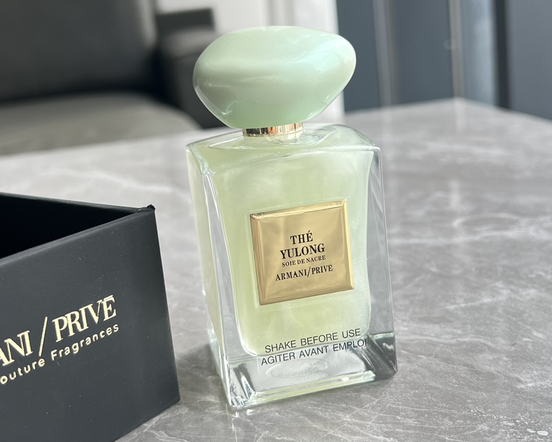105💰原单品质
2⃣️Armani阿玛尼私藏系列玉龙茶香流沙版玉龙幻沙2021珍藏香水母狼100ml
前调:橘子柠檬
中调:茶叶
后调:龙涎香
去年玉龙茶香刷爆网络，这支流沙版本&lsquo;玉龙幻沙是玉龙茶香2021全新推出的流沙版。
简洁动人,这就是小清新。
上皮之后会顷刻延展开一阵酸爽的气泡柠檬果汁，微凉但是不刺激，是温柔的一杯夏日冷饮。
茶香就浅浅的铺垫在这杯柠檬水之下，隐隐发力，逐步彰显自己清新却不失稳重的气质。
文艺俏皮小清新，象征清新与活力。
绿茶为泉，柑橘做缀，微甜却恰到好处的清新，
茶叶沿着水的脉络,像那云卷云☁️
