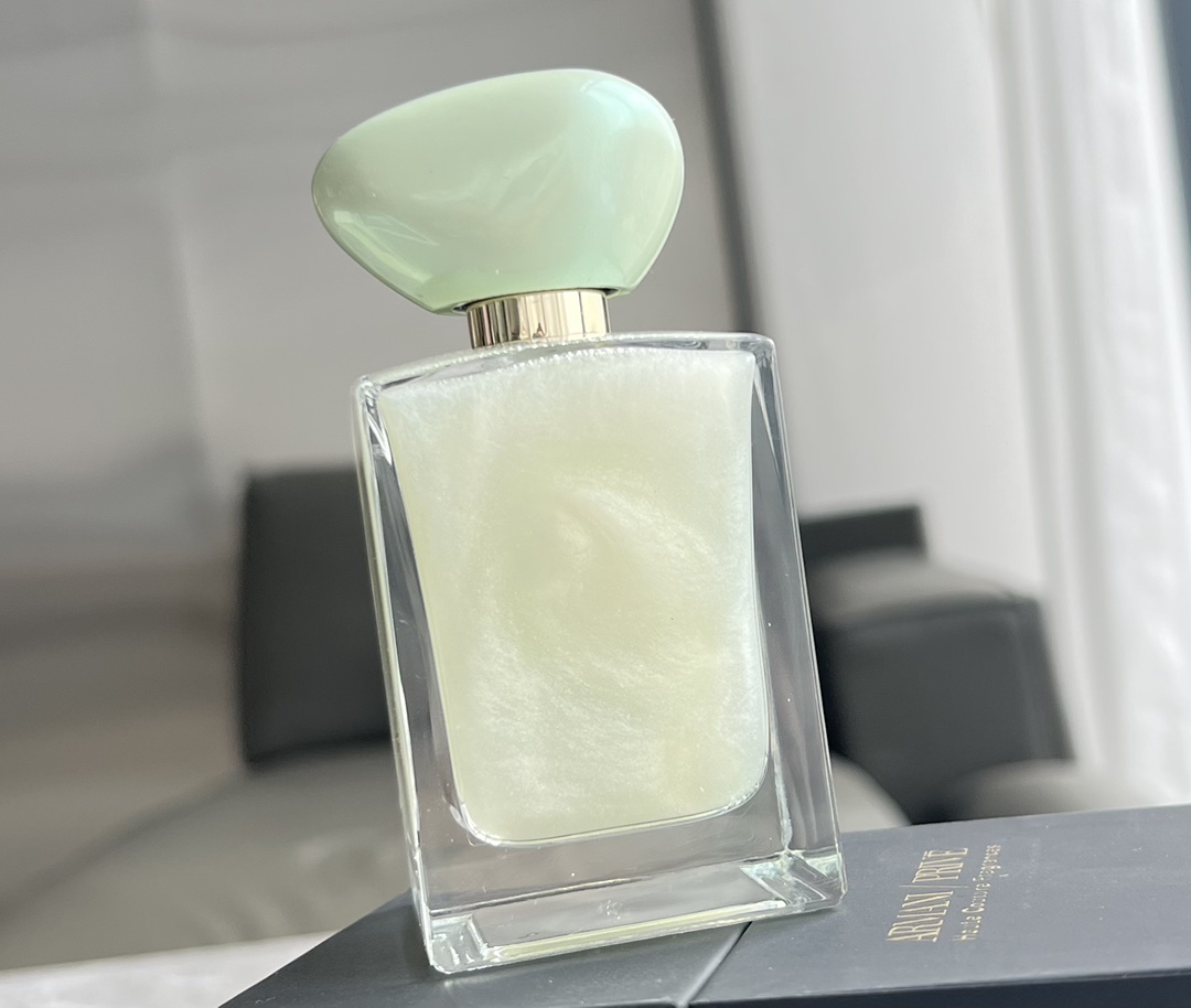 105💰原单品质
2⃣️Armani阿玛尼私藏系列玉龙茶香流沙版玉龙幻沙2021珍藏香水母狼100ml
前调:橘子柠檬
中调:茶叶
后调:龙涎香
去年玉龙茶香刷爆网络，这支流沙版本&lsquo;玉龙幻沙是玉龙茶香2021全新推出的流沙版。
简洁动人,这就是小清新。
上皮之后会顷刻延展开一阵酸爽的气泡柠檬果汁，微凉但是不刺激，是温柔的一杯夏日冷饮。
茶香就浅浅的铺垫在这杯柠檬水之下，隐隐发力，逐步彰显自己清新却不失稳重的气质。
文艺俏皮小清新，象征清新与活力。
绿茶为泉，柑橘做缀，微甜却恰到好处的清新，
茶叶沿着水的脉络,像那云卷云☁️
