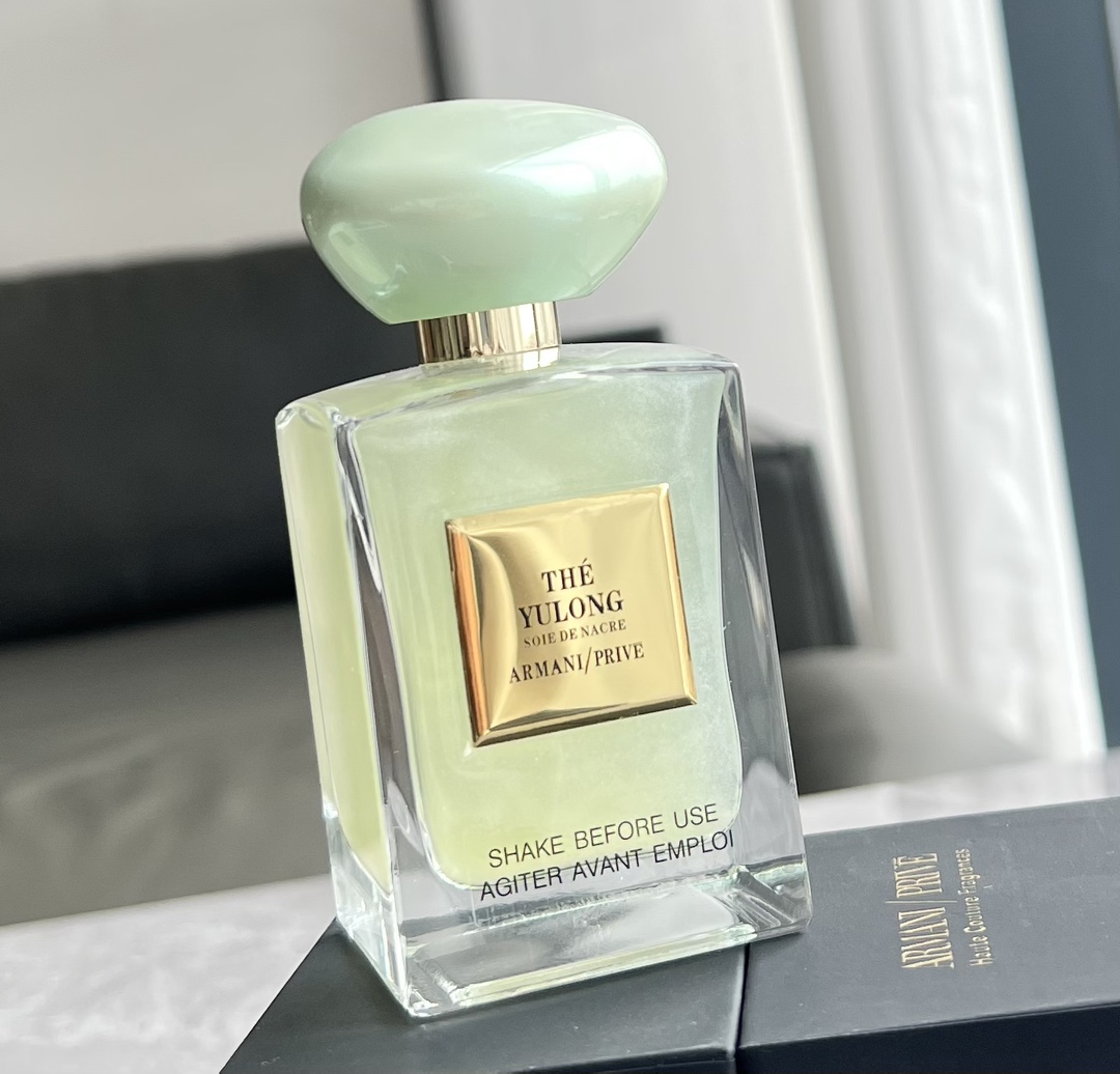 105💰原单品质
2⃣️Armani阿玛尼私藏系列玉龙茶香流沙版玉龙幻沙2021珍藏香水母狼100ml
前调:橘子柠檬
中调:茶叶
后调:龙涎香
去年玉龙茶香刷爆网络，这支流沙版本&lsquo;玉龙幻沙是玉龙茶香2021全新推出的流沙版。
简洁动人,这就是小清新。
上皮之后会顷刻延展开一阵酸爽的气泡柠檬果汁，微凉但是不刺激，是温柔的一杯夏日冷饮。
茶香就浅浅的铺垫在这杯柠檬水之下，隐隐发力，逐步彰显自己清新却不失稳重的气质。
文艺俏皮小清新，象征清新与活力。
绿茶为泉，柑橘做缀，微甜却恰到好处的清新，
茶叶沿着水的脉络,像那云卷云☁️