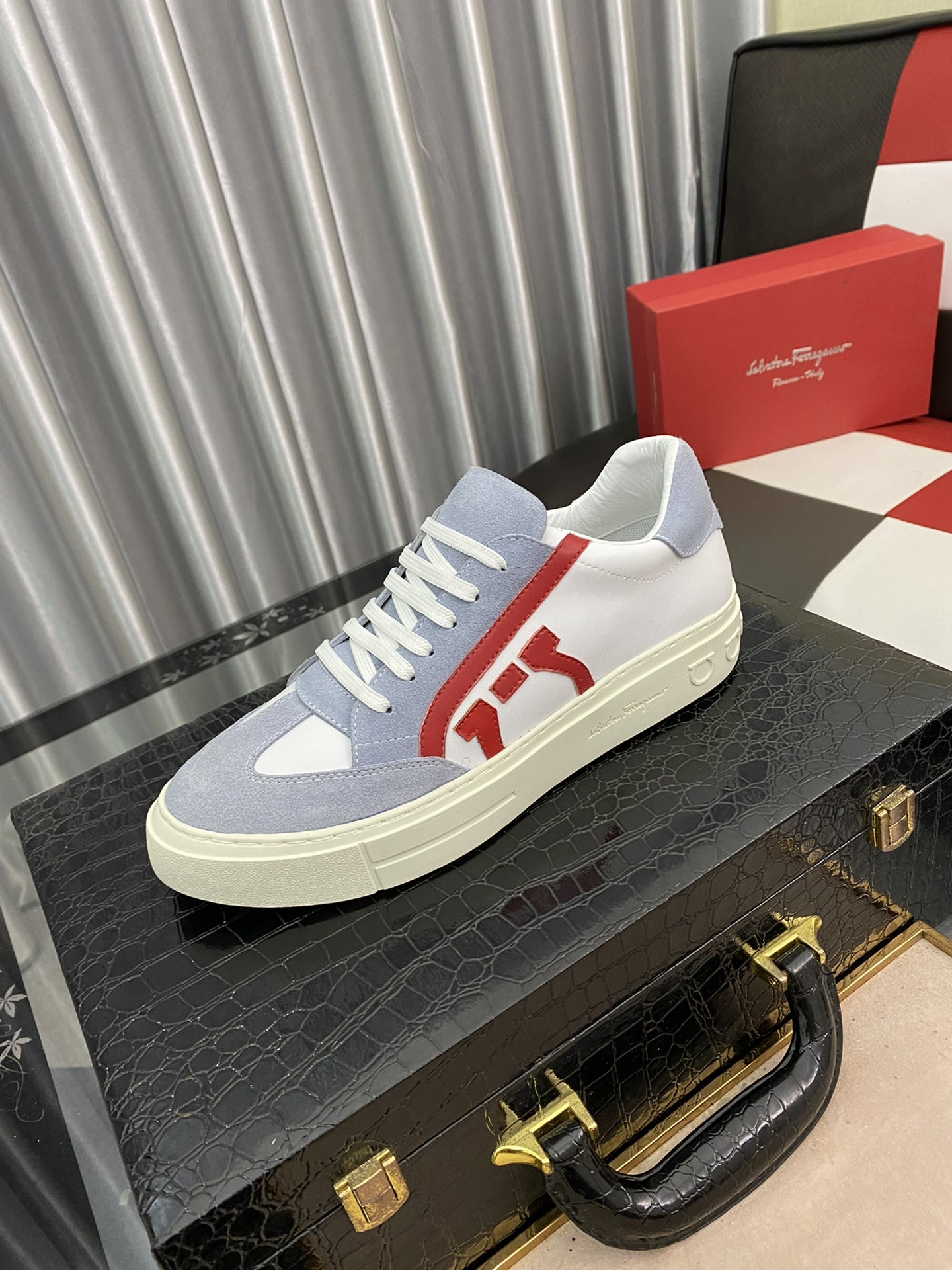 I0  Ferragamo 菲拉格慕春款休闲鞋专柜品质，验货，优质做工，鞋面采用进口牛皮拼接鞋面➕舒适真皮内里，原版时尚运动大底 ，休闲时尚，高端品质，