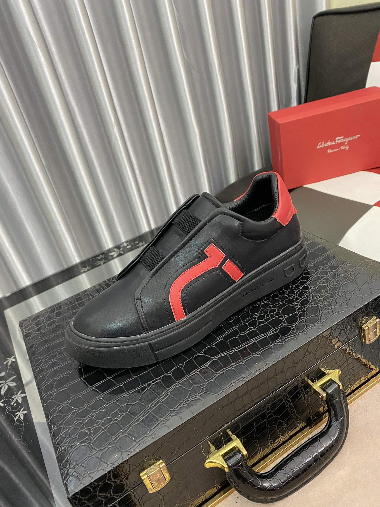 I0  Ferragamo 菲拉格慕春款休闲鞋专柜品质，验货，优质做工，鞋面采用进口牛皮拼接鞋面➕舒适真皮内里，原版时尚运动大底 ，休闲时尚，高端品质，