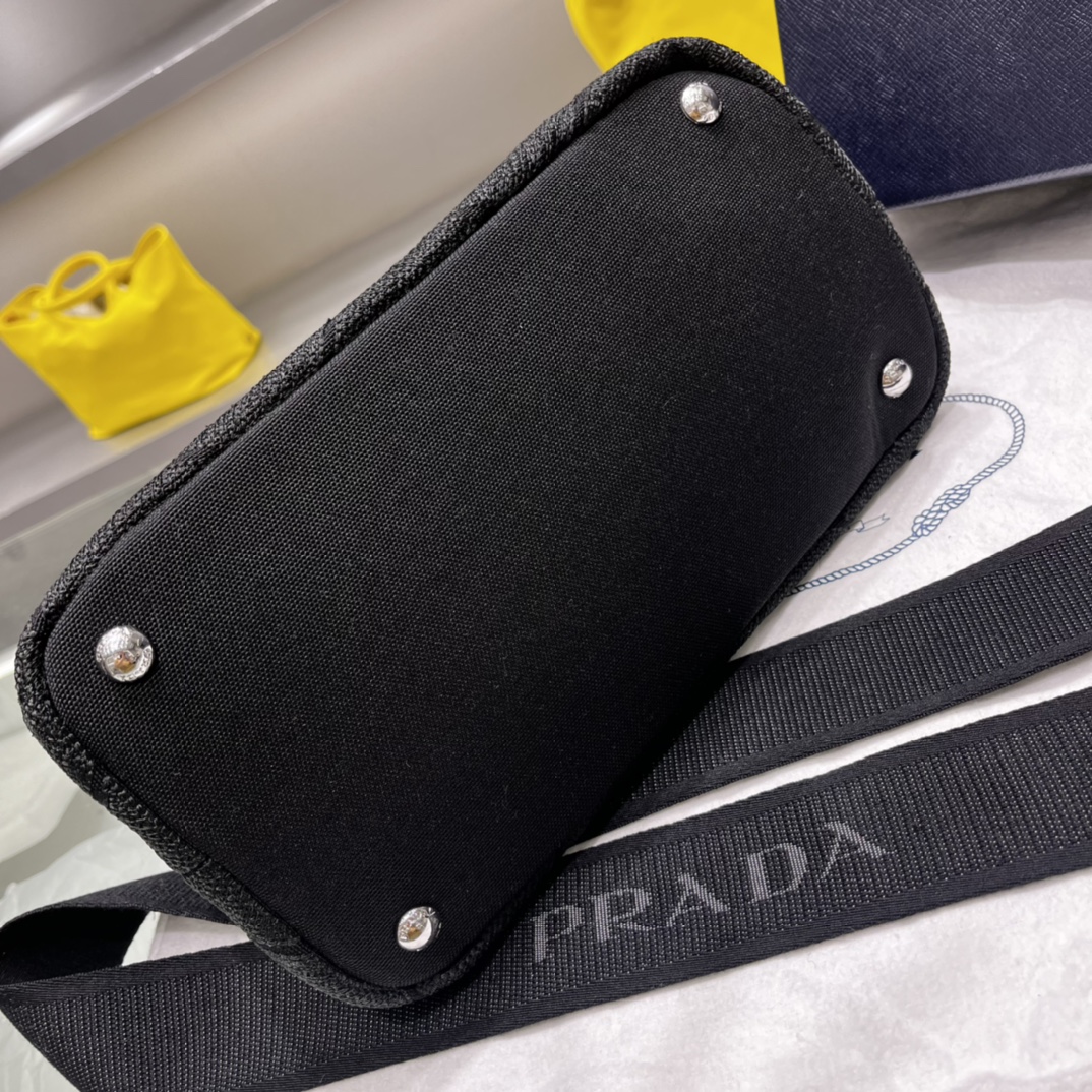 Prada 刺绣图案成为标志性 Prad#标志的表现形式 为这款棉质托特包打造通体质感 配饰配有可拆卸肩带和皮革手柄