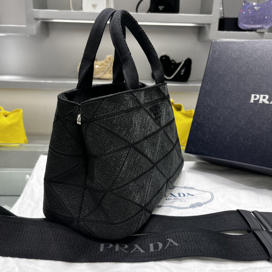 Prada 刺绣图案成为标志性 Prad#标志的表现形式 为这款棉质托特包打造通体质感 配饰配有可拆卸肩带和皮革手柄