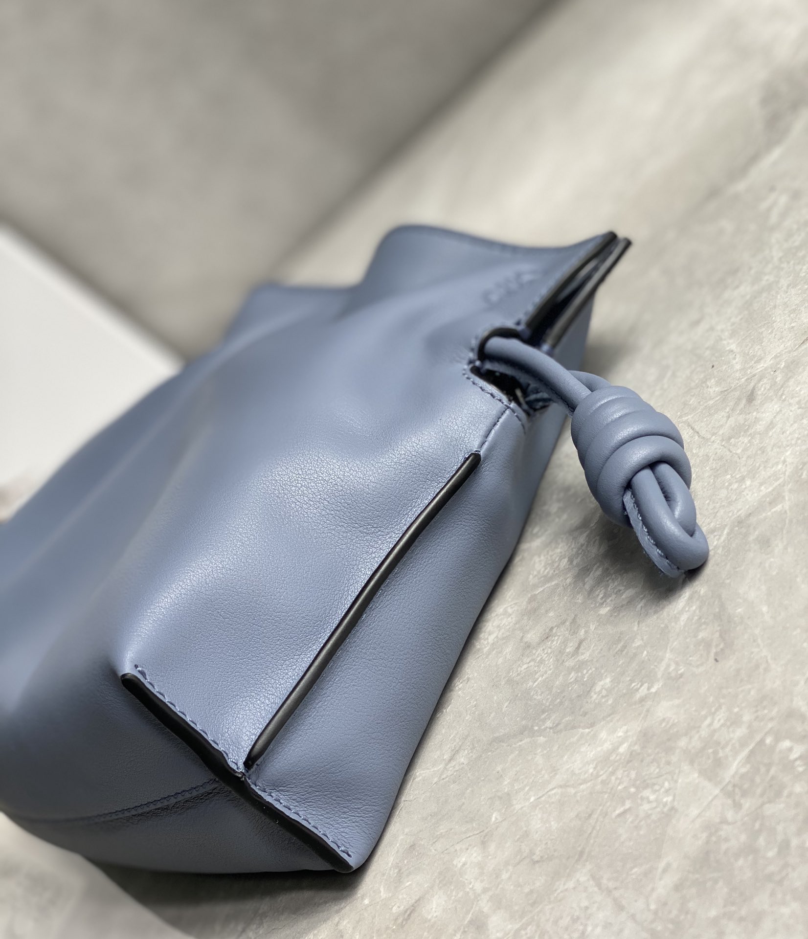 LOEWE罗意威Flamenco系列小牛皮束口抽绳福袋 0539大西洋蓝