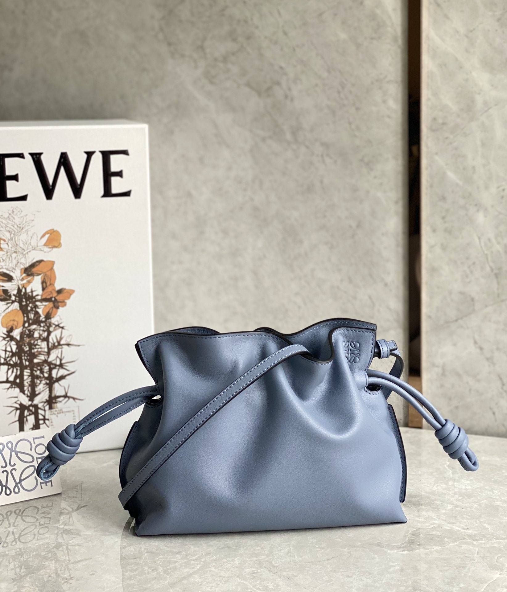 LOEWE罗意威Flamenco系列小牛皮束口抽绳福袋 0539大西洋蓝