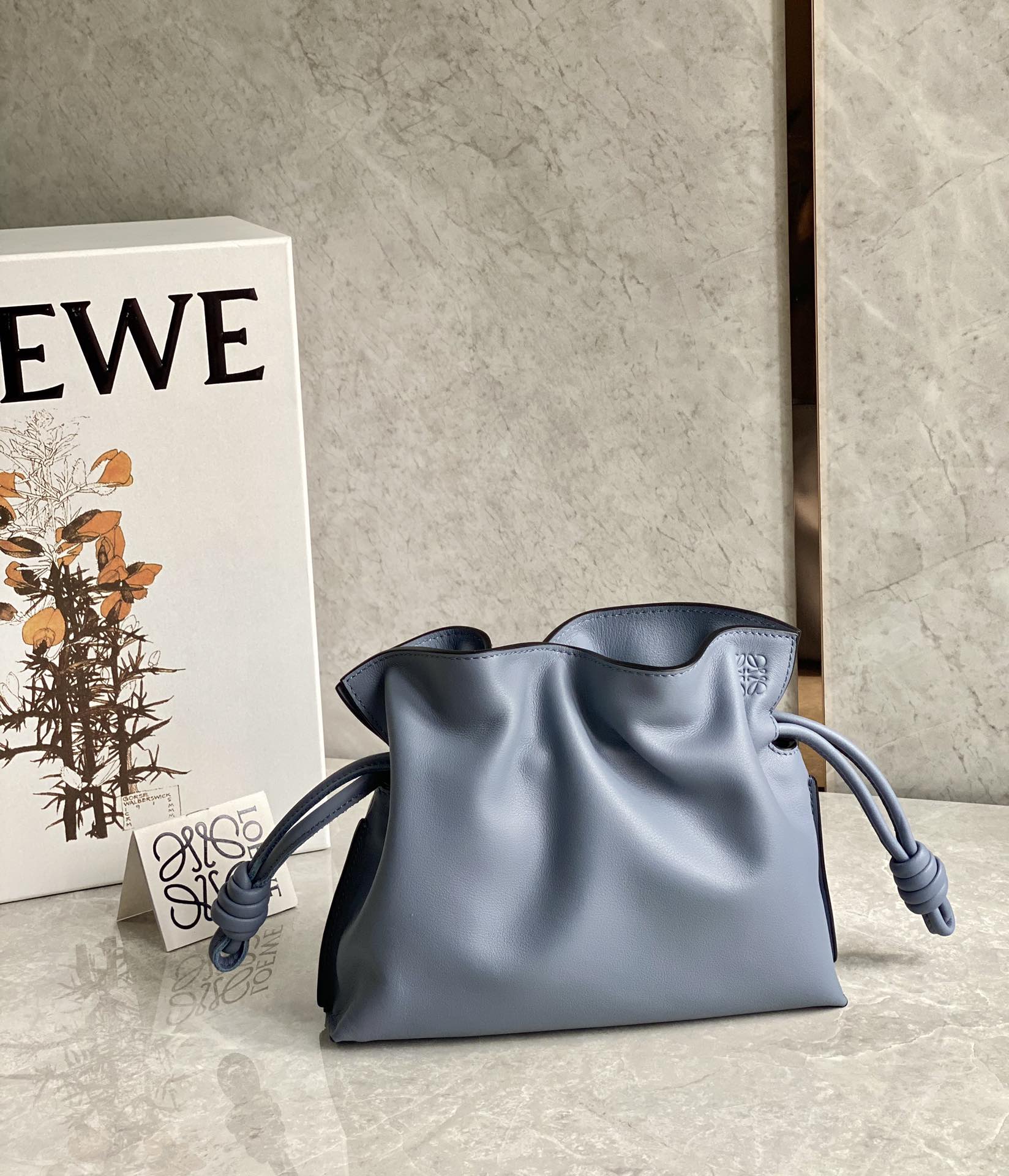 LOEWE罗意威Flamenco系列小牛皮束口抽绳福袋 0539大西洋蓝
