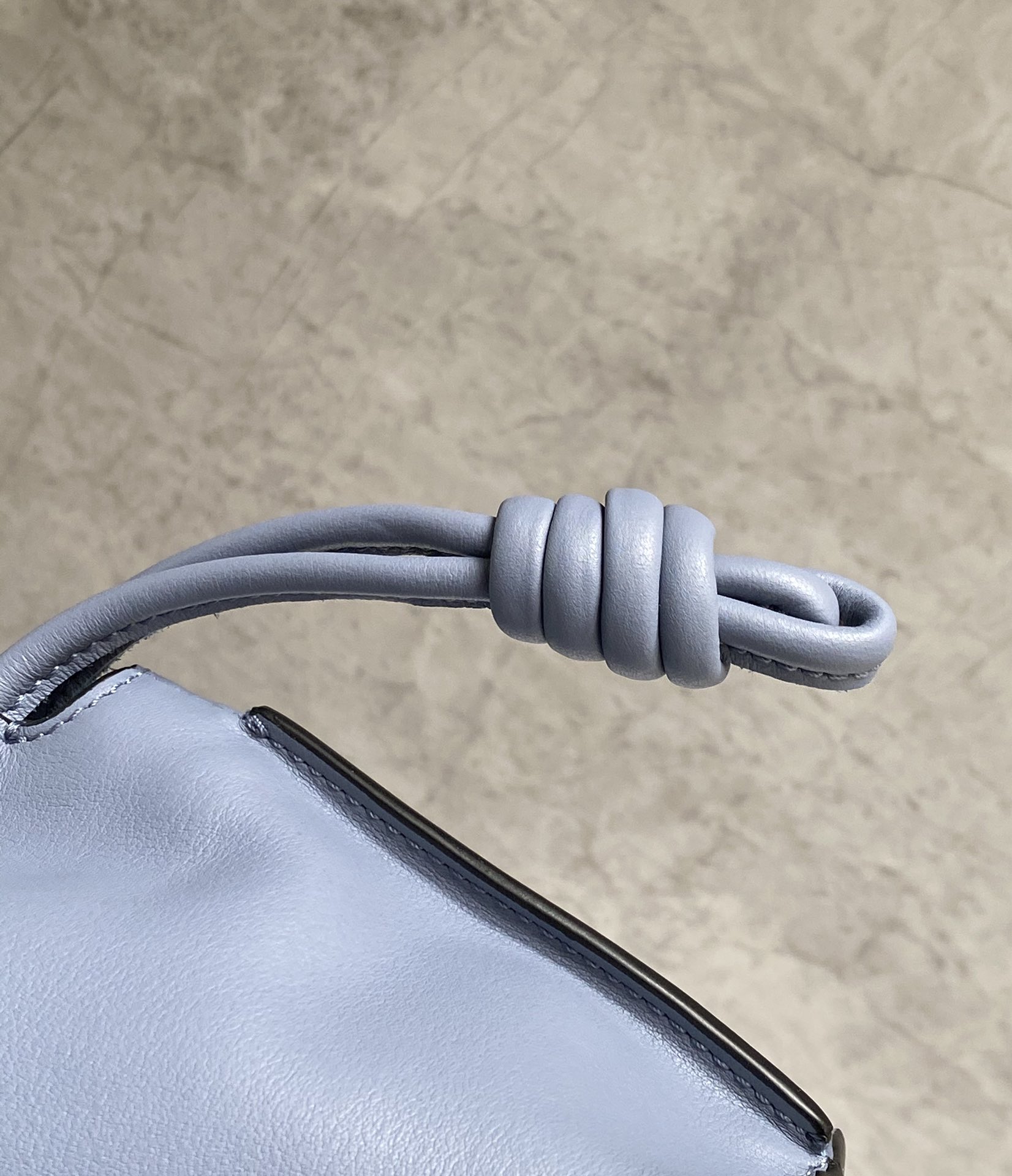 LOEWE罗意威Flamenco系列小牛皮束口抽绳福袋 0539大西洋蓝