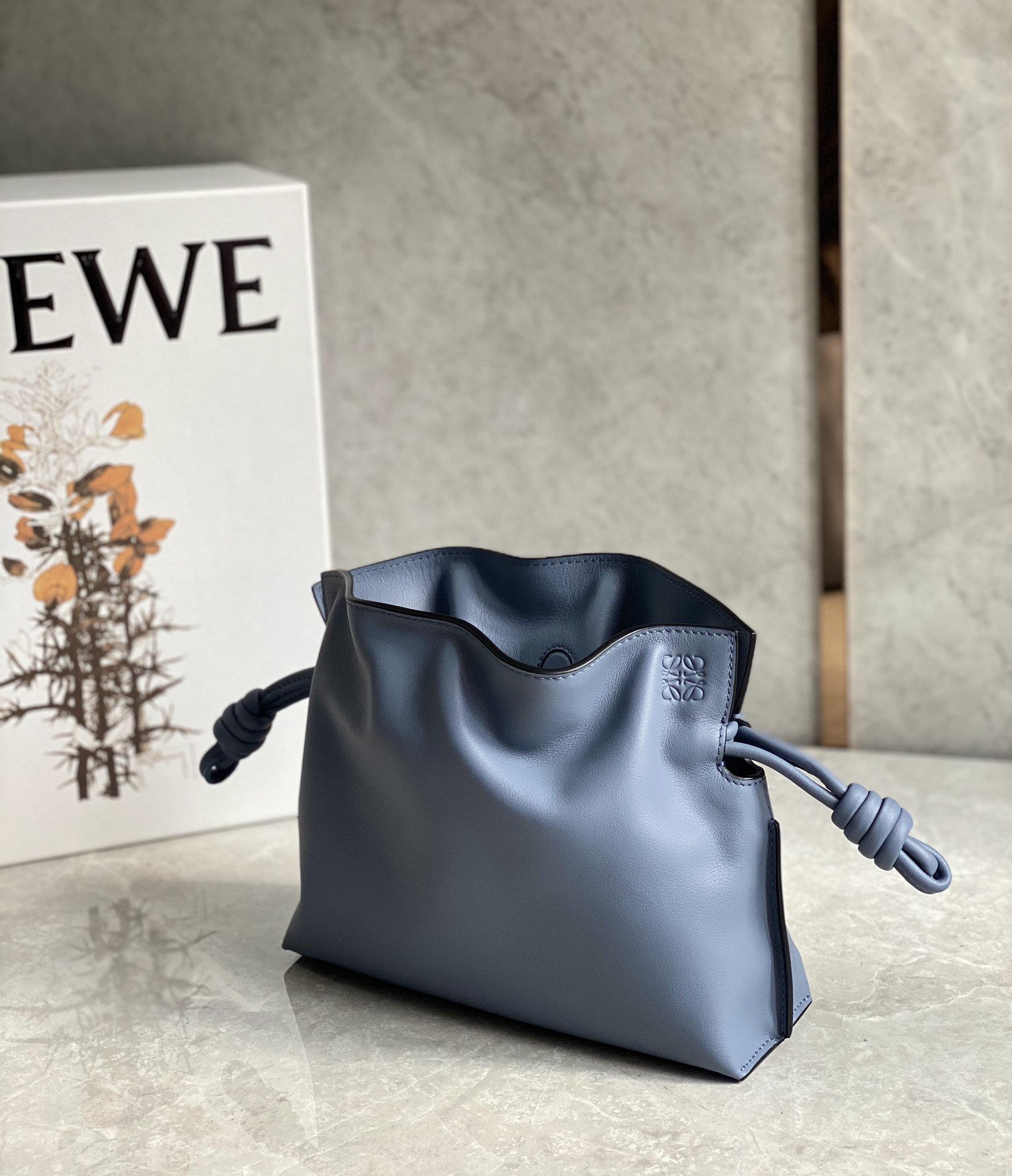 LOEWE罗意威Flamenco系列小牛皮束口抽绳福袋 0539大西洋蓝