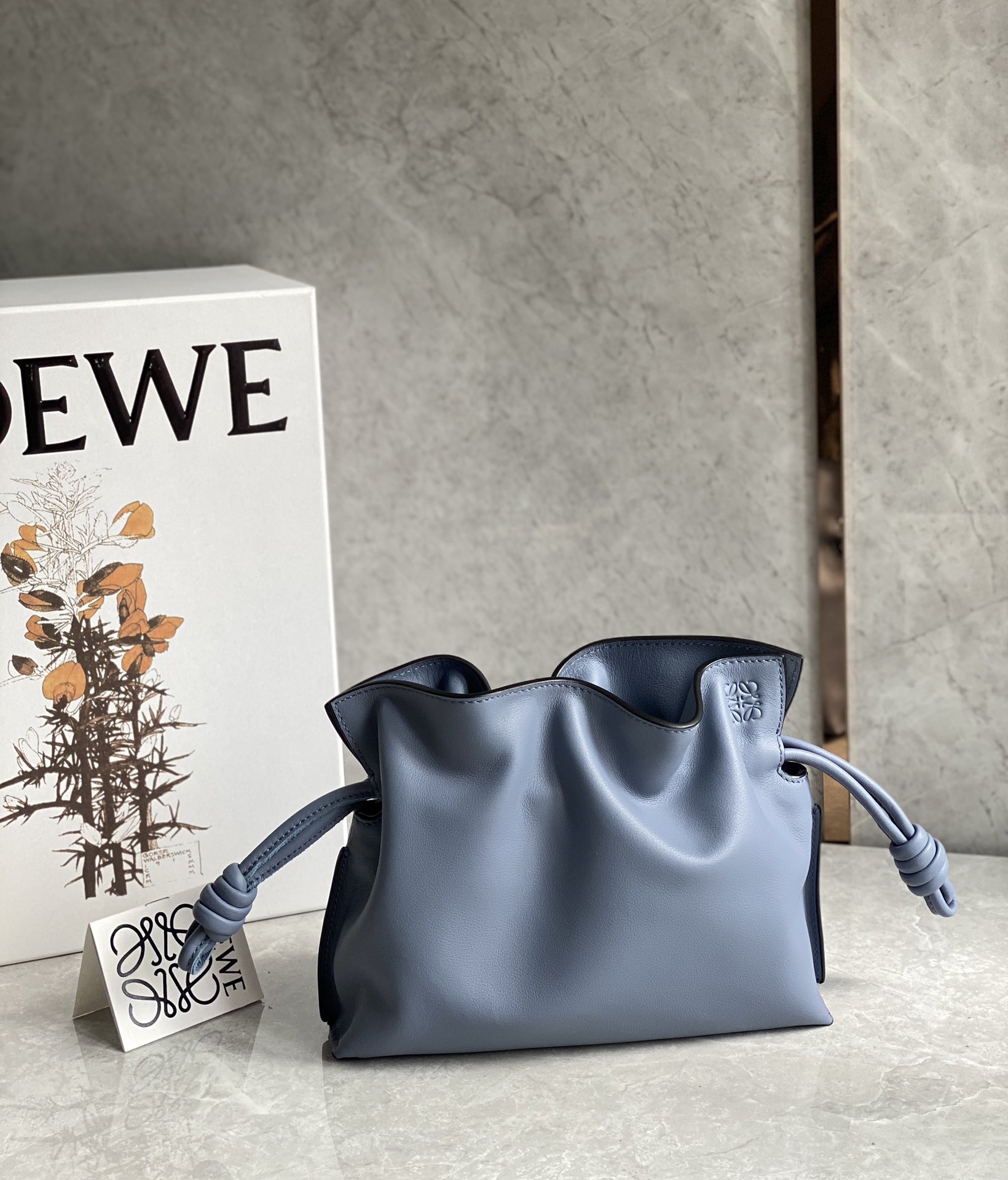 LOEWE罗意威Flamenco系列小牛皮束口抽绳福袋 0539大西洋蓝