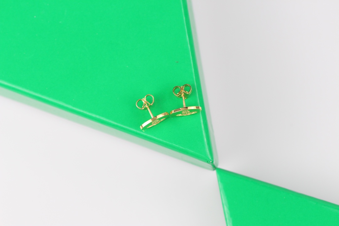 批65
新款金色星球耳钉 与众不同的设计 个性十足 颠覆你对传统耳环的印象 使其魅力爆灯