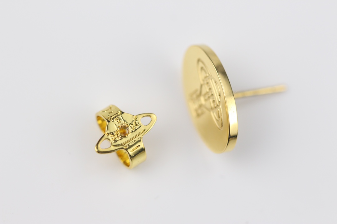 批65
新款金色星球耳钉 与众不同的设计 个性十足 颠覆你对传统耳环的印象 使其魅力爆灯