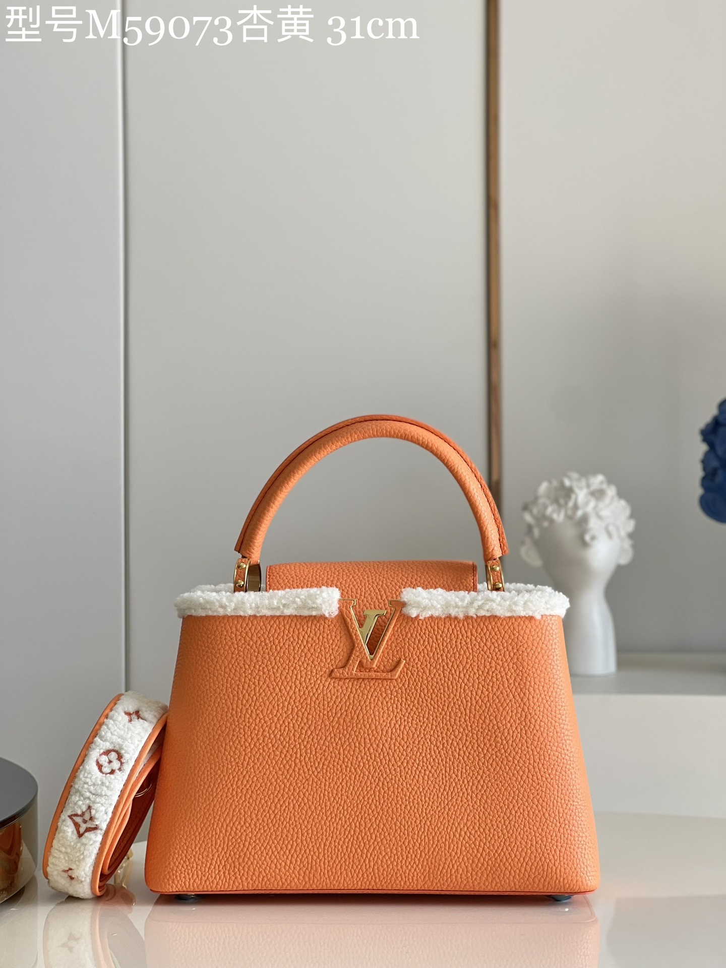NO:398195,【Exclusive real photo M59073 apricot yellow medium size】 This Capucines medium size handbag is made of Taurillon cowhide leather, with wool leather embellished shoulder straps and top to convey the winter style. The leather is wrapped with iconic LV letters, Monogram flowers bloom on removable leather shoulder straps, shoulder back and crossbody are converted at will. Detailed features 31.5 x 20 x 11 cm (length x height x width) kl.,LV [original leather],louis vuitton,cowhide19860909【独家实拍M59073杏黄 中号】本款 Capucines 中号手袋取材 Taurillon 牛皮革,以羊毛皮革点缀肩带及顶部,传递冬日格调.皮革包裹标志性 LV 字母,Monogram 花卉绽放于可拆卸皮革肩带,肩背、斜挎随心转换. 详细特征31.5 x 20 x 11 厘米 (长度 x 高 x 宽) kl.,LV【原厂皮】,louis vuitton,cowhide,Bag