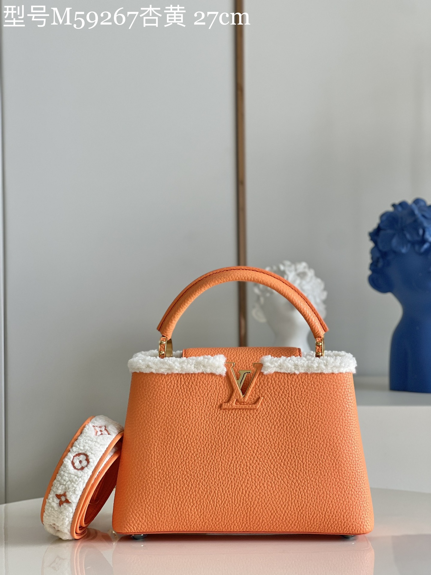 NO:398198,【Exclusive real photo M59267 apricot yellow small】This Capucines small handbag is made of Taurillon cowhide leather, with sheep leather embellished shoulder straps and top to convey the winter style. The leather is wrapped with iconic LV letters, Monogram flowers bloom on removable leather shoulder straps, and the shoulder and crossbody are converted at will. size: 27 x 18 x 9 cm kl.,LV【original leather】,louis vuitton,cowhide19860909【独家实拍M59267杏黄 小号】本款 Capucines 小号手袋取材 Taurillon 牛皮革,以羊毛皮革点缀肩带及顶部,传递冬日格调.皮革包裹标志性 LV 字母,Monogram 花卉绽放于可拆卸皮革肩带,肩背、斜挎随心转换. size:27 x 18 x 9 cm kl.,LV【原厂皮】,louis vuitton,cowhide,Bag