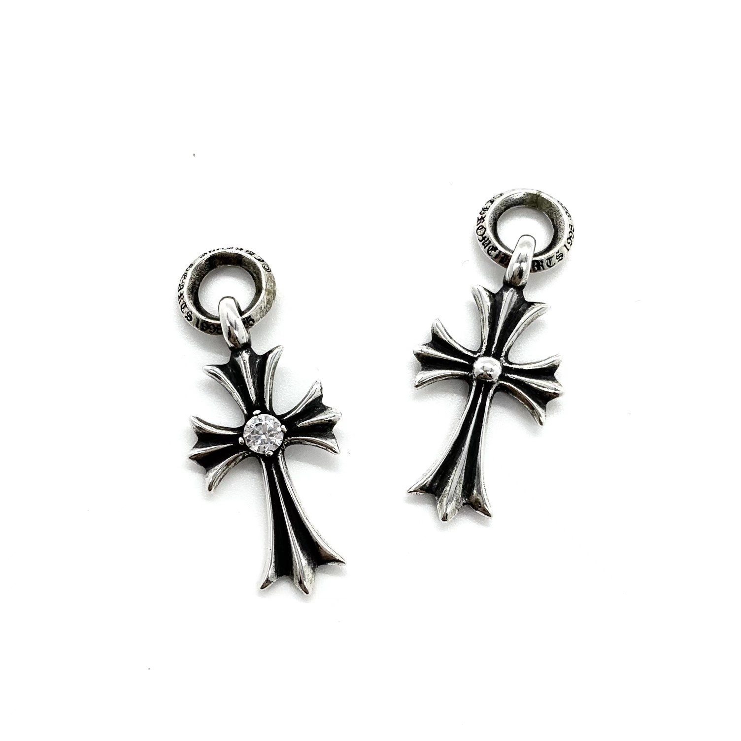 Chrome Hearts 𝐂𝐡𝐫𝐨𝐦𝐞 𝐡𝐞𝐚𝐫𝐭𝐬 克罗心 镶石字母环十字架