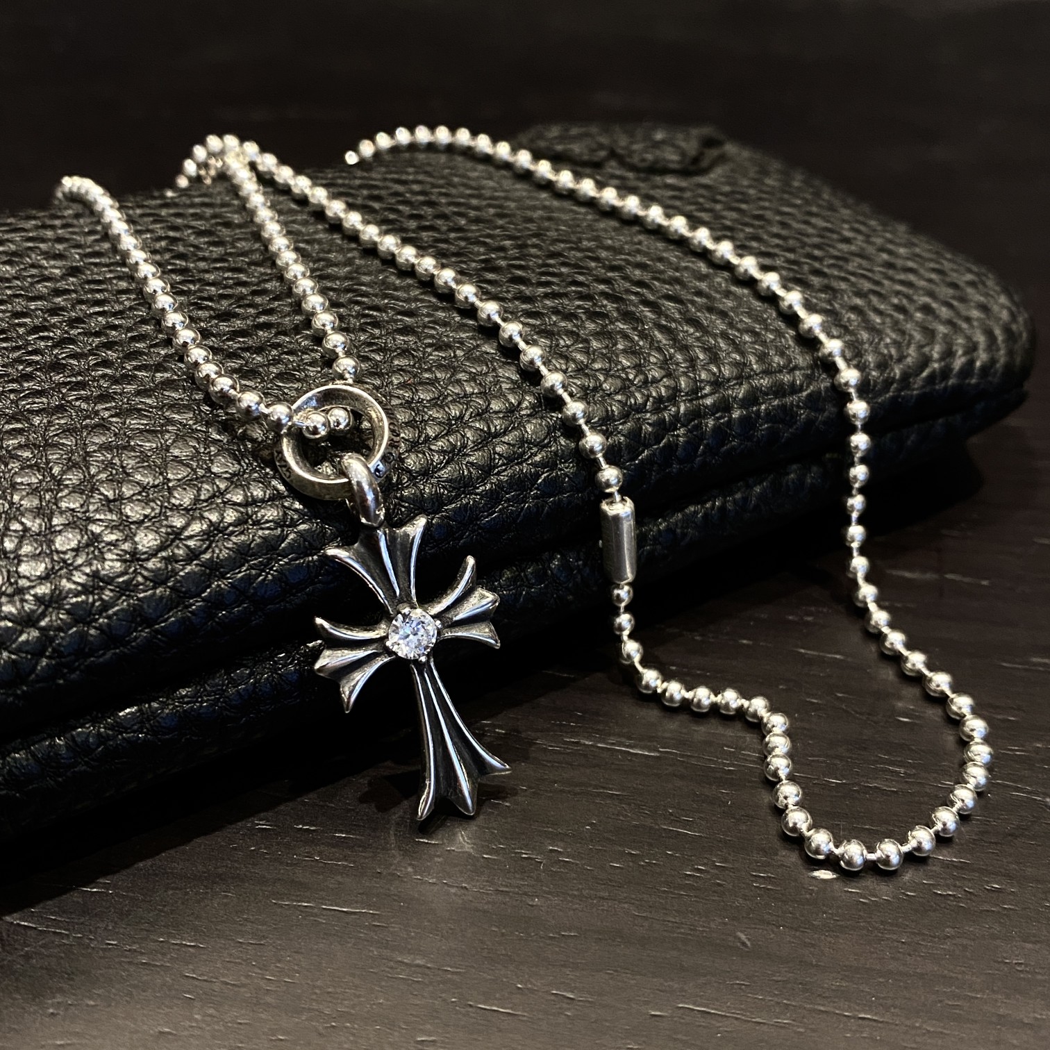 Chrome Hearts 𝐂𝐡𝐫𝐨𝐦𝐞 𝐡𝐞𝐚𝐫𝐭𝐬 克罗心 镶石字母环十字架