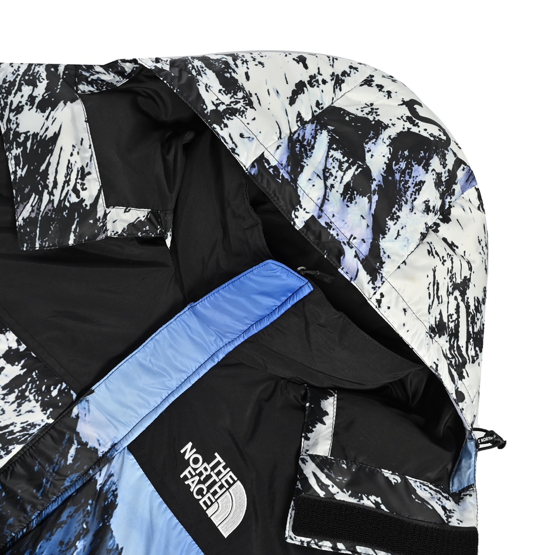 Supreme & The North Face 17Fw 雪山羽绒服 最新版本 不断地改进 目前天花板级别 零跑绒 一件雪山勇闯天涯每年必备单品今年魔术贴采用日本外贸公司面料100%定制而成 面料手感完全一致 绒依旧使用90国标白鸭绒以蓬松度700的标准百分之百填充纯羽绒为了区分小作坊的手工填充羽绒做工依旧采用流水线车工制作印花还是老的配方老的味道激光裁布精准对位已是炉火纯青刺绣使用田岛刺绣机刺绣12针进口机器刺绣前幅后幅均为8734针进口单股纯白珠光线让图案立体内里羽绒内胆900密度双层胆布附带防跑绒涂层保持羽绒版型同时保证干洗后羽绒不走位内里内衬900密度附带防跑绒涂层辅料也是去年的老配方和原版全部都一模一样 Size:S-XL