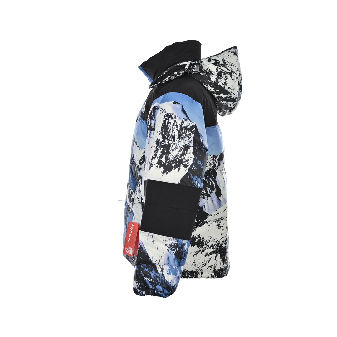 Supreme & The North Face 17Fw 雪山羽绒服 最新版本 不断地改进 目前天花板级别 零跑绒 一件雪山勇闯天涯每年必备单品今年魔术贴采用日本外贸公司面料100%定制而成 面料手感完全一致 绒依旧使用90国标白鸭绒以蓬松度700的标准百分之百填充纯羽绒为了区分小作坊的手工填充羽绒做工依旧采用流水线车工制作印花还是老的配方老的味道激光裁布精准对位已是炉火纯青刺绣使用田岛刺绣机刺绣12针进口机器刺绣前幅后幅均为8734针进口单股纯白珠光线让图案立体内里羽绒内胆900密度双层胆布附带防跑绒涂层保持羽绒版型同时保证干洗后羽绒不走位内里内衬900密度附带防跑绒涂层辅料也是去年的老配方和原版全部都一模一样 Size:S-XL
