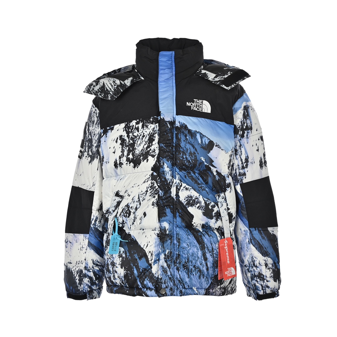 Supreme & The North Face 17Fw 雪山羽绒服 最新版本 不断地改进 目前天花板级别 零跑绒 一件雪山勇闯天涯每年必备单品今年魔术贴采用日本外贸公司面料100%定制而成 面料手感完全一致 绒依旧使用90国标白鸭绒以蓬松度700的标准百分之百填充纯羽绒为了区分小作坊的手工填充羽绒做工依旧采用流水线车工制作印花还是老的配方老的味道激光裁布精准对位已是炉火纯青刺绣使用田岛刺绣机刺绣12针进口机器刺绣前幅后幅均为8734针进口单股纯白珠光线让图案立体内里羽绒内胆900密度双层胆布附带防跑绒涂层保持羽绒版型同时保证干洗后羽绒不走位内里内衬900密度附带防跑绒涂层辅料也是去年的老配方和原版全部都一模一样 Size:S-XL