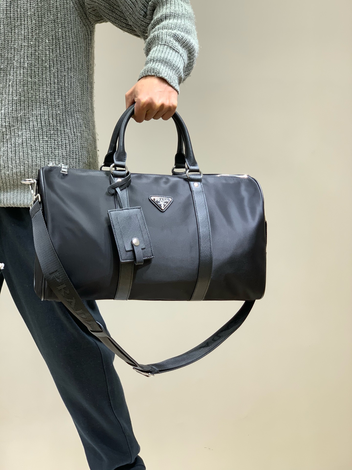 💰170,出行必备,Prada普拉达旅行包手提袋防水进口降落伞布尼龙单肩斜跨手提包,超级大容量!!健身旅行皆可……出行必备的款式,各大欧美明星的出行必须品!!贸易公司渠道,官网同步发售简约的设计,非常让人喜爱…… 品名 P旅行袋 到了旅行袋使用的次数非常的高频。P家的产品一直以来都是走经典路线,采用耐磨防水进口降落伞布尼龙把纸,采用耐磨防水进口降落伞布尼龙,相对于皮款的穿搭起来更轻盈,并且拥有很好的防水性,珐琅的金属三角标五金,摸起来很光滑不易刮花。双拉链头设计,手感也特别的好,搭配双提手,与巧妙的设计浑然一体,超大容量,出行旅行健身都是一种不错的选择,经典的两用设计,肩带/手提设计,让人眼前一亮。 无论街头潮人风格还是职场达人都可以驾驭,帅气十足,男生女生都能用,出行必备款,长途旅行都可以,非常能装。日常穿搭出门完全OK,既是穿搭单品也是存放神器,大运动旅行包型可盐可甜整体设计低调。 尺寸,43*24