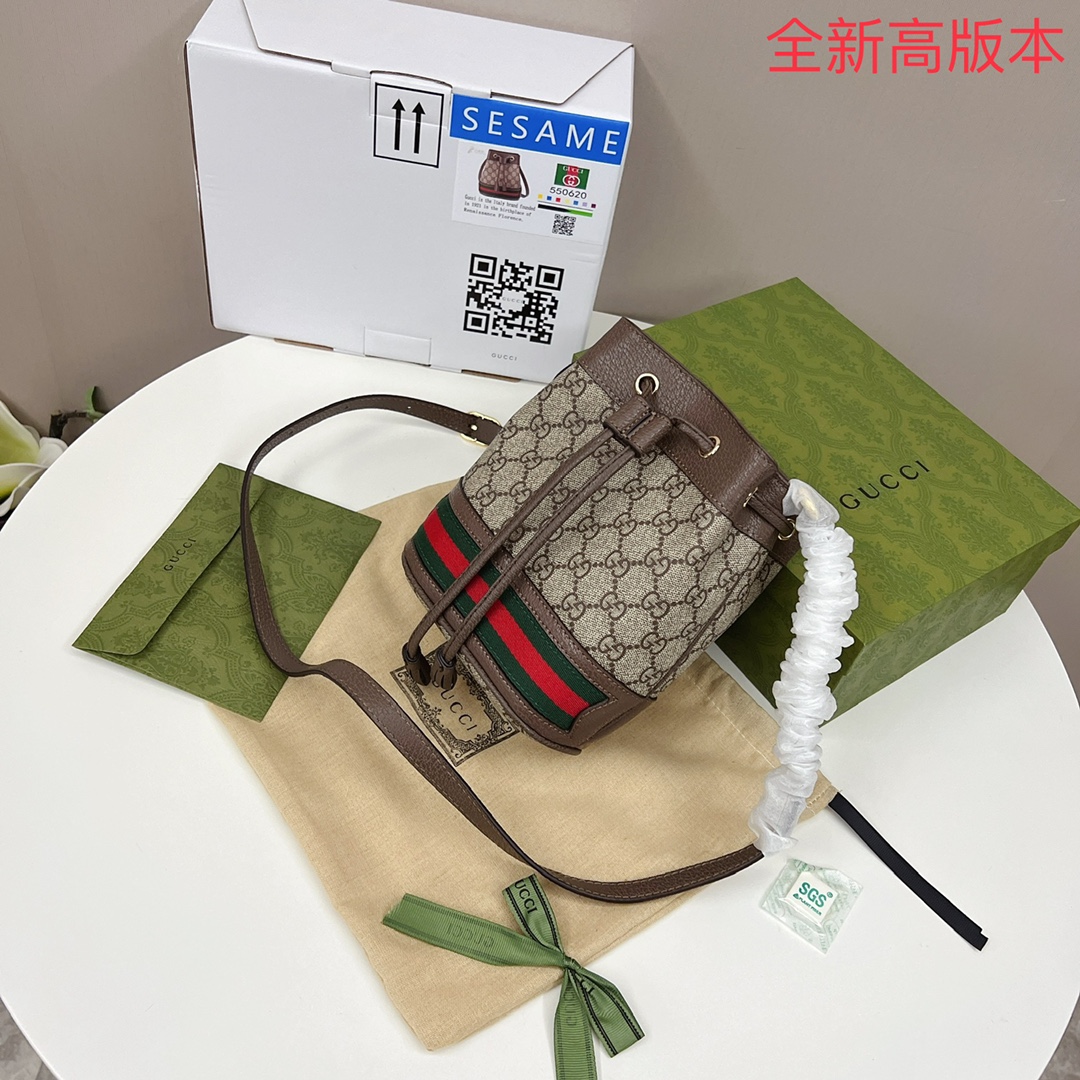 GUCCI抽绳水桶包💰210 高端版本.
沉浸在复古情怀之中.高级人造帆布材质. 
点缀红绿织带等品牌最富特色的经典元素.
体现出对品牌马术本源的致敬.对版专柜绒布里衬. 
采用头层牛皮包边. 头层牛皮肩带.原单品质.
规格：21*18cm（高*宽）