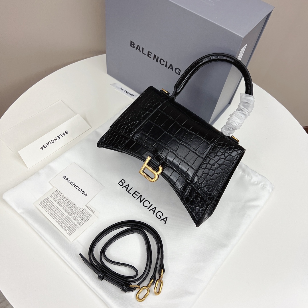 巴黎世家沙漏包 独特的标志性弧线形状造型.底部设置一个圆润光滑的拱形弧线.造型别致的同时还能避免包底被刮擦磨损.外观呈现一轮半月状.金属B形拉环垂坠在光面平整的表面上.牛皮质感也非常感人非常有腔调.爆款推荐. 规格:23*12*10cm