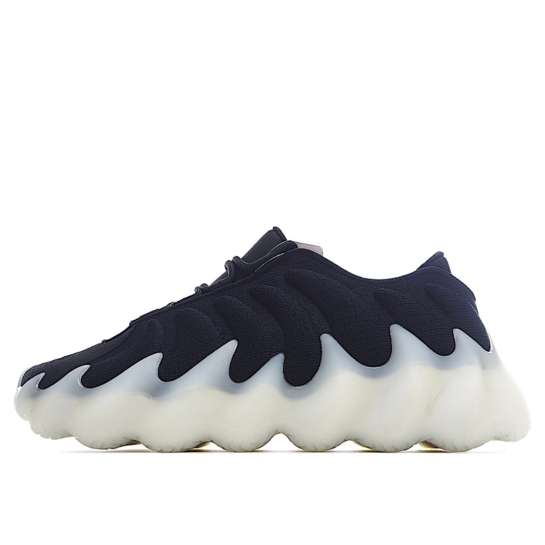 I0 Ad Yeezy K0 Sample椰子 K0 黑色 火山 小笼包鞋面依旧采用采用编织袜套鞋面搭配夸张的锯齿中底设计，独特的上翻结构十分符合各路球鞋玩家给他的「爱称」。中底部分似乎并没有采用 Boost 等 adidas 缓震科技，可谓是目前最为独特的阿迪达斯 Yeezy鞋款。