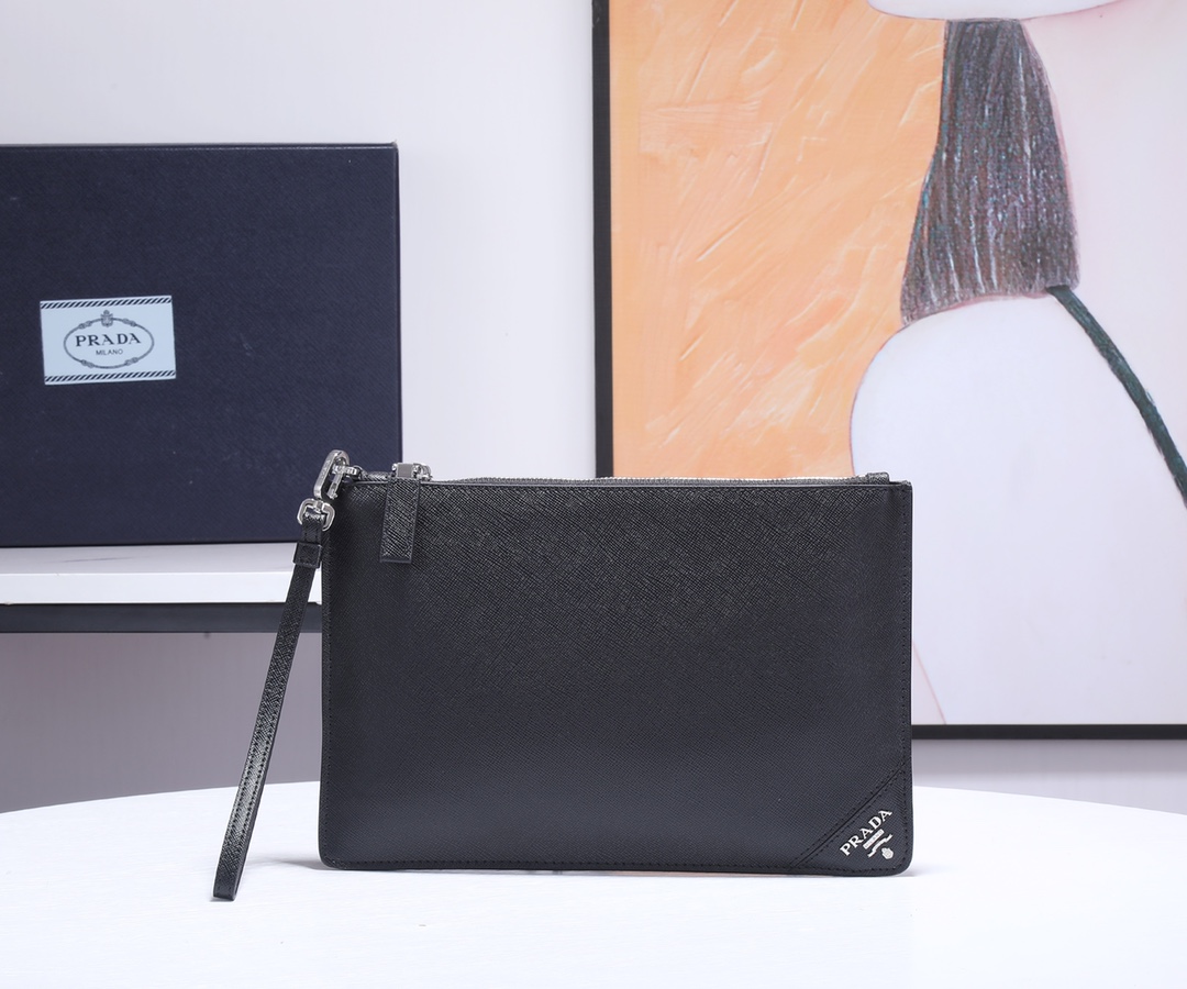 NO:206177,PROGRAM, [with original box] PRADA men's handbag counter latest style, synchronized on the official website, genuine product development, model 2NG008, inner code cloth 165 OEM code, top Italian original single cross pattern cowhide leather with excellent texture, imported sheepskin inside, imported Bai La hardware!  Exquisite traces are even and neat, the oil edges are smooth, and the workmanship is exquisite as shown in the figure. The size is 28cm long and 18cm high, Prada, prada, prada, cowhide, sheepskin19860909批、【配原厂盒子】PRADA男士手包专柜最新款式,官网同步,正品开发,型号2NG008,内码布标165代工码 意大利顶级原单十字纹牛皮质感极好,内里进口羊皮 进口白叻五金配制！精湛走线均匀整齐 油边顺滑,做工精致如图可见,尺寸长28cm高18cm,普拉达,prada,prada,cowhide,sheepskin,Bag