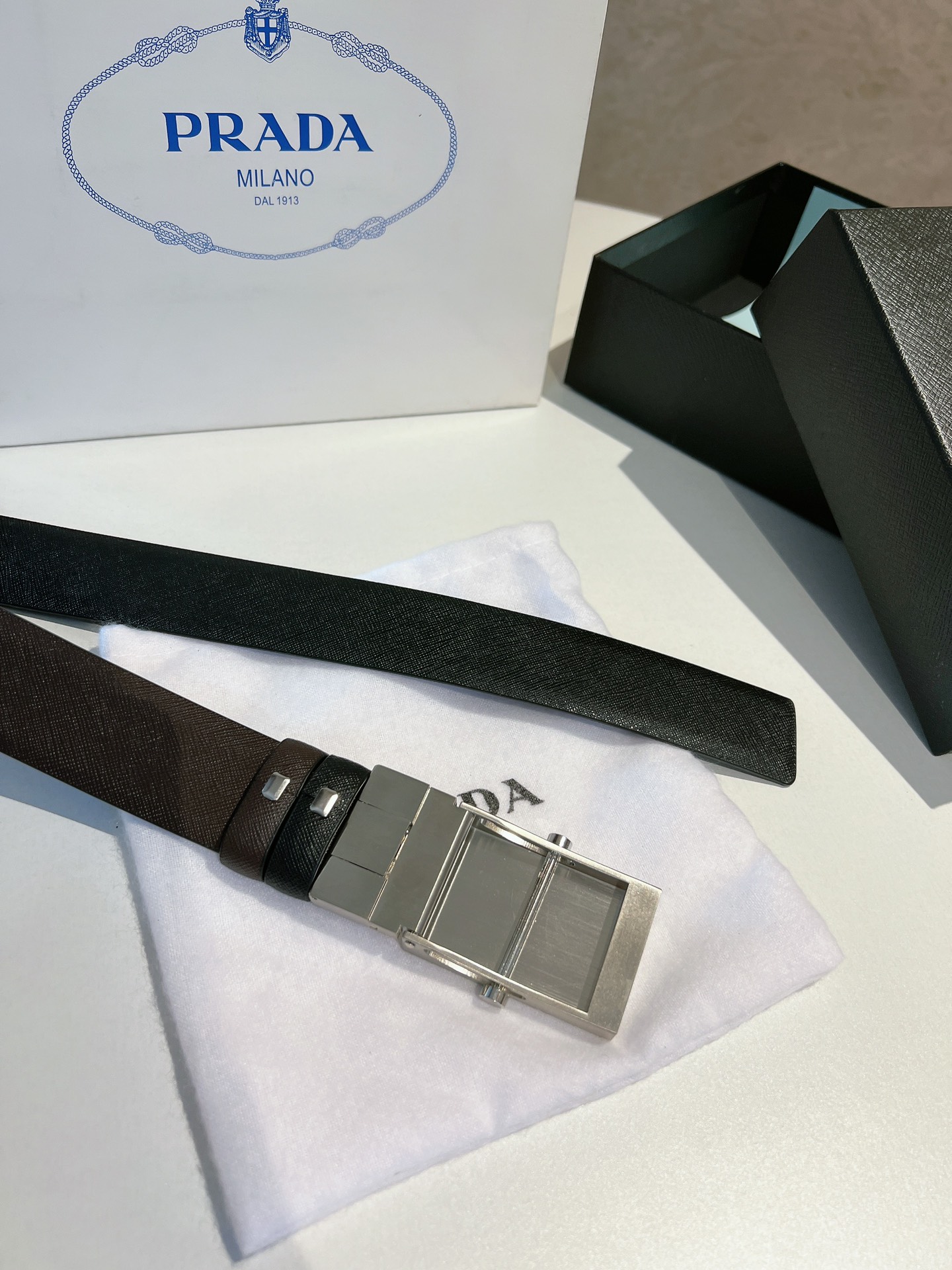 Prada 代购级 普拉达 关于男士的品质生活要求 不仅仅是衣服 裤子和鞋子 相应的配饰如手表
