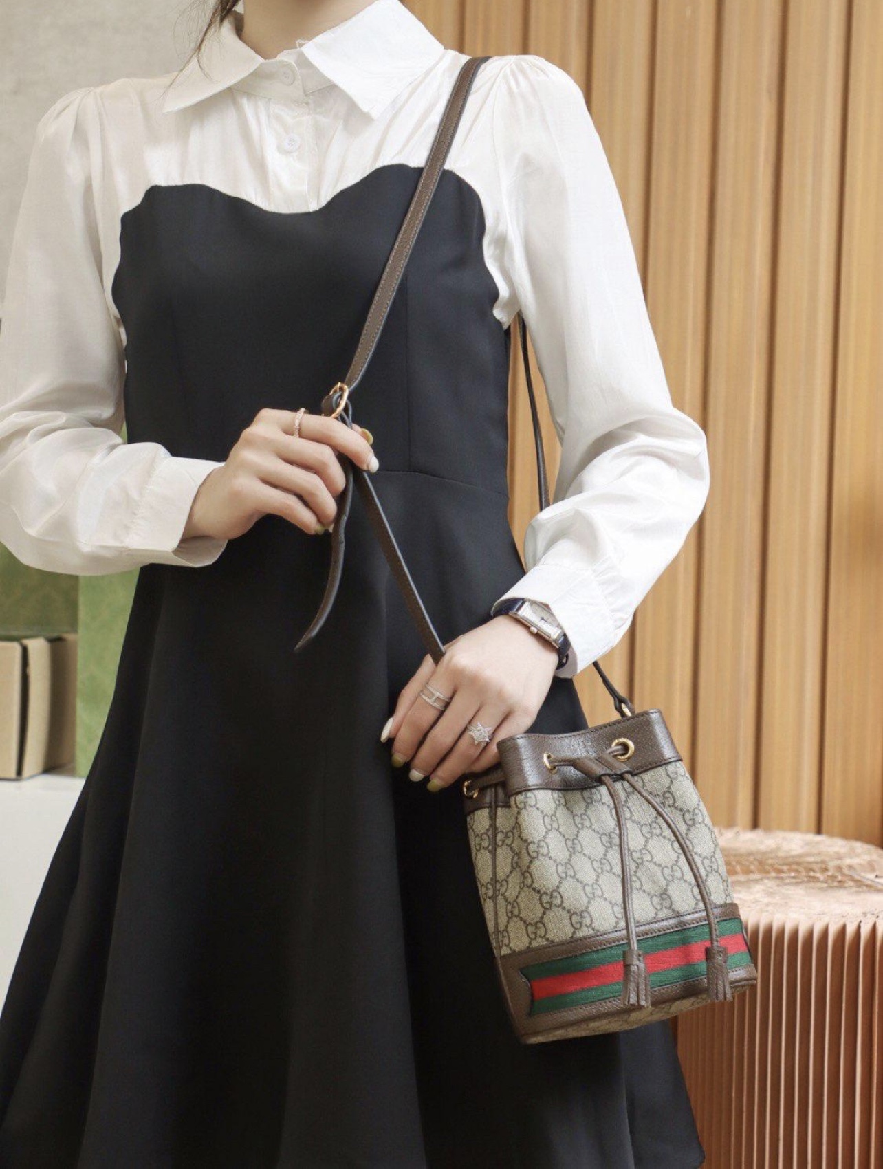 GUCCI抽绳水桶包💰210 高端版本.
沉浸在复古情怀之中.高级人造帆布材质. 
点缀红绿织带等品牌最富特色的经典元素.
体现出对品牌马术本源的致敬.对版专柜绒布里衬. 
采用头层牛皮包边. 头层牛皮肩带.原单品质.
规格：21*18cm（高*宽）