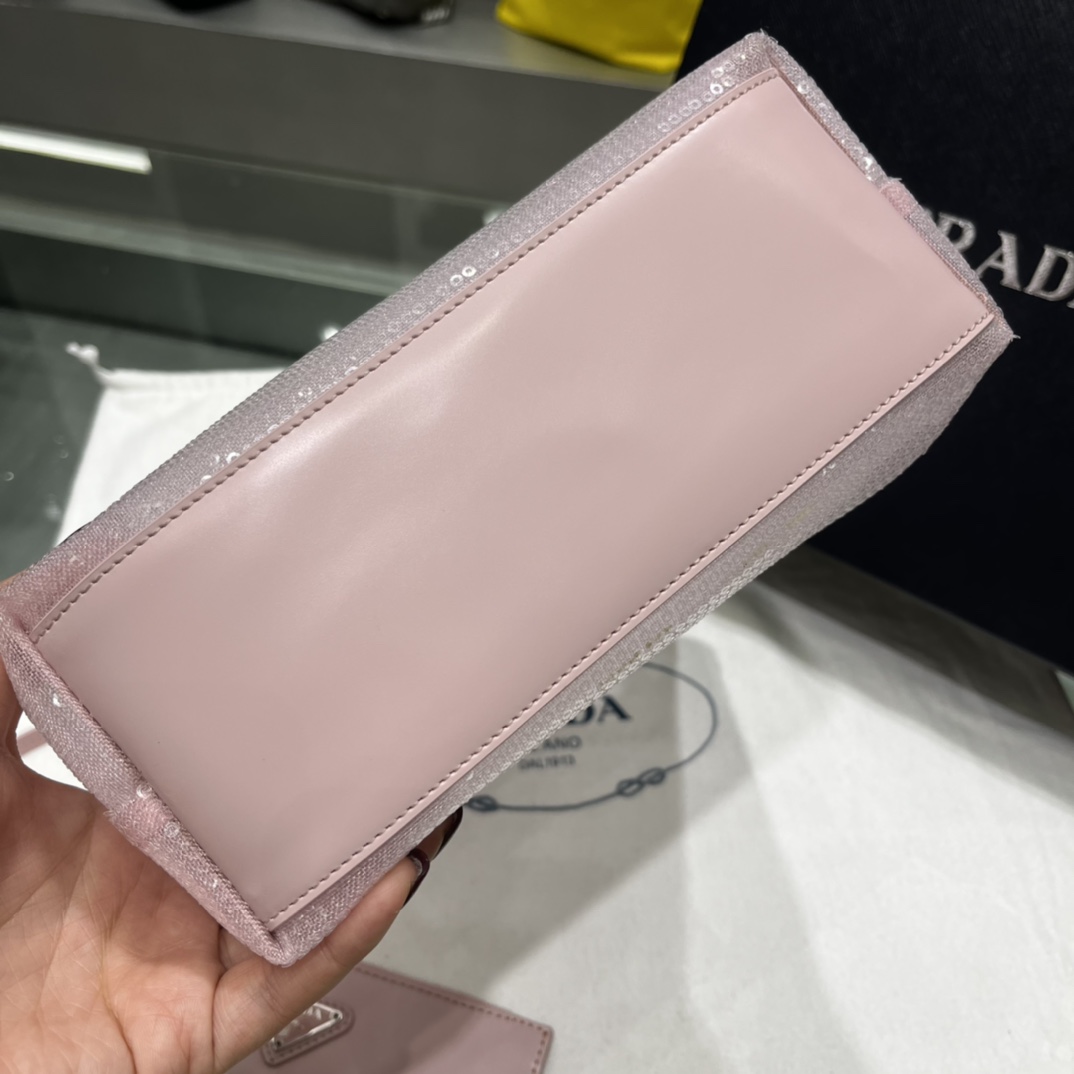 Prada 新推出迷你tote 亮片网眼包