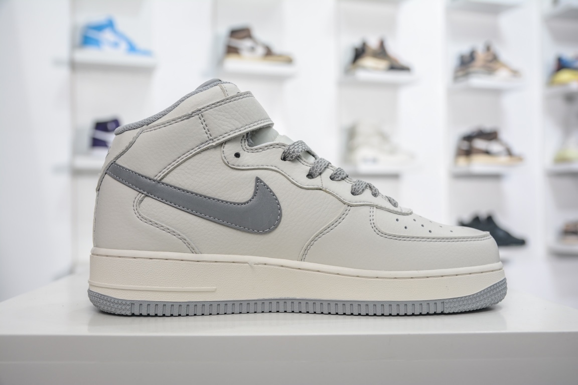 260 洛杉矶潮牌店限量发售  Undefeated x Nike Air Force 1 Mid夜魔侠AO6617-306