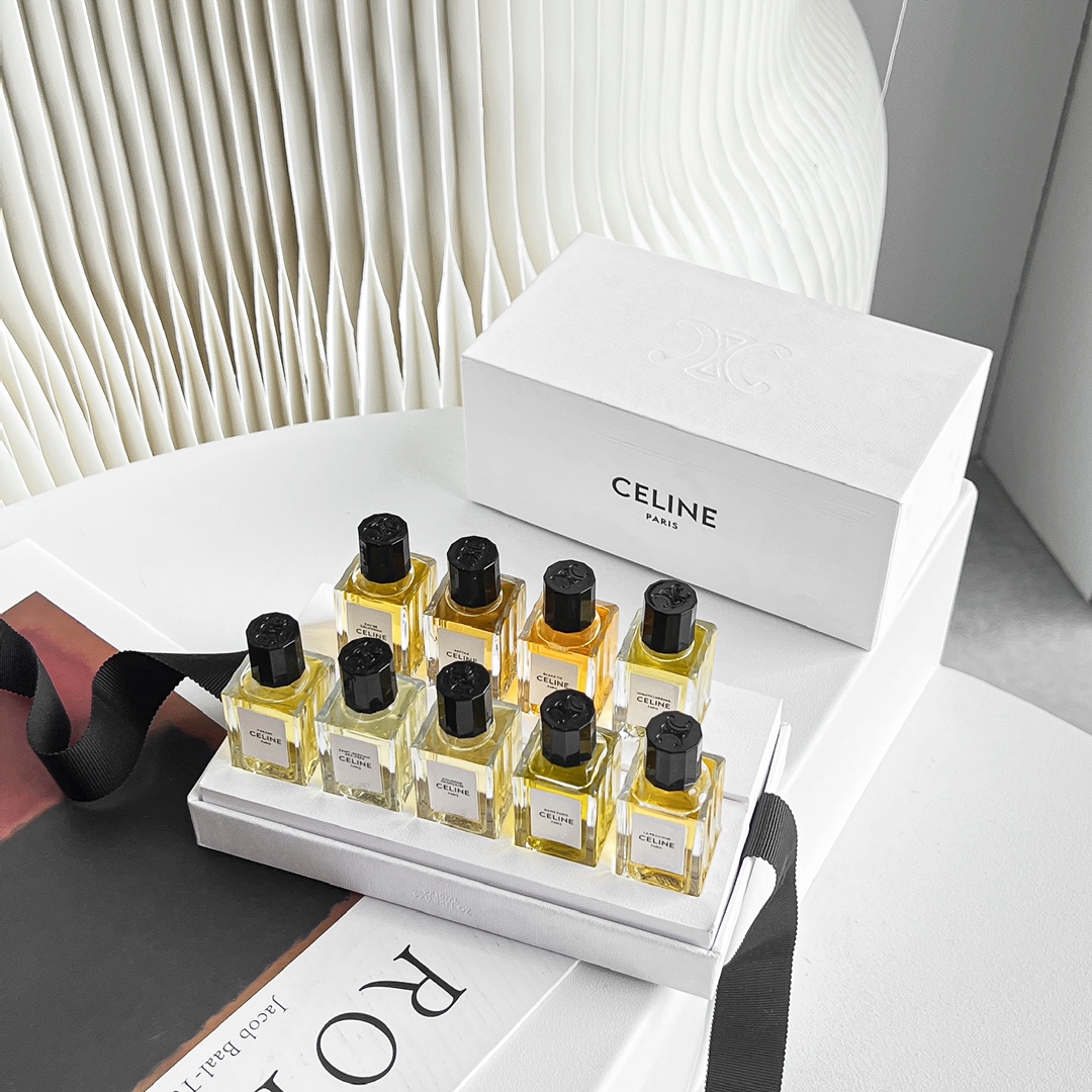 NO:809649,Celine Haute Couture Perfume Sample Set of 10ml Nine-piece Mini Bottles are easy to carry when going out. They have no spray nozzles and are open mouths, suitable for dispensing. PARADE [Highlight] Fragrance: bergamot, orange blossom, vetiver, musk, oak moss  The counter sister recommends this one first, saying it is the best one sold now. It really has a pleasant smell, suits the taste of most people, and will not offend. It is a retro French style, not an ordinary citrus perfume, with rich layers. It still makes people feel bright and happy even on cloudy days. SAINT-GERMAIN-DES-PRS [Saint-Germain] Fragrance: orange blossom, petitgrain, white iris balsam, heliotrope, vanilla  The first smell of bitter orange on the face is accompanied by the aroma of grass, and it is like the smell of a washed white shirt in the sun in summer, which makes people feel comfortable and tranquil. COLOGNE FRANAISE [French cologne] Fragrance: orange blossom, fig tree, white iris balsam, tree moss, musk DANS PARIS [Paris] Fragrance: bergamot, coriander seed, laurel flower accord, musk, vanilla  The first smell of this always reminds me of the sweet almond hand cream. The smell is quite complex and the sweetness of vanilla is soothing. LA PEAU NUE [Revelation] Fragrance: bergamot, rose essence, white iris balsam, rice powder, vetiver. It has a golden age and a sense of age. It reminds me of the bottles of French perfume of that era in grandma's drawer. EAU DE CALIFORNIE [California]  Fragrance: bergamot, white iris, Peruvian holy wood accord, tree moss, patchouli. It is also a highly discussed one. I like it very much. It feels like I am on the California coast, sunny beach, palm trees exude fresh woody fragrance, passion and freedom. REPTILE [Uninhibited] Fragrance: cedar, pepper, tree moss, leather accord, musk  I am not particularly fond of peppery and heavy leather perfumes, but this one seems to have the right combination of several elements, a high-end and sharp neutral fragrance. BLACK TIE [Dress] Fragrance white iris balsam, cedar, moss, vanilla, musk The dress is quite surprising, not too heavy, more neutral, with the natural aroma of cedar and moss, but also balanced by the gentleness of iris, just right high-end. NIGHTCLUBBING [夜伟young]  Fragrance: Coupon balsam, white iris balsam, patchouli, tree moss, vanilla, musk. Ye Weiyang is a bit heavy for me, with the smell of tobacco and nicotine, sexy and very attitude., perfume, saint laurent, shirts19860909塞琳高定香水小样10ml九件套 迷你瓶方便出门携带,没有喷头,均为敞开式小口,适合点涂. PARADE【彰显】 香调佛手柑、橙花、香根草、麝香、橡木苔 柜姐首推这款,说是现在卖的最好的,确实味道讨喜,符合大多人群的口味,不会踩雷.复古法式,不是普通的柑橘调香水,层次丰富,即使阴天仍让人感觉明媚愉悦,上头. SAINT-GERMAIN-DES-PRS【圣日耳曼】 香调橙花、苦橙叶、白鸢尾香脂、天芥菜、香草 初闻迎面的苦橙伴有青草香气,又好像夏日洗净的白色衬衫在阳光下散发出来的味道,令人舒适宁静. COLOGNE FRANAISE【法式古龙】 香调橙花、无花果树、白鸢尾香脂、树苔、麝香 DANS PARIS【缘氛巴黎】 香调佛手柑、芫荽籽、月桂花调谐、麝香、香草 这款初闻总能让我想起甜扁桃护手霜味道细闻还是蛮有复杂层次感的,香草的香甜味让人心安. LA PEAU NUE【流露】 香调佛手柑、玫瑰原精、白鸢尾香脂、米粉末、香根草 流金岁月,有年代感的一款.让人能想起奶奶抽屉里那几瓶属于那个年代的法国香水. EAU DE CALIFORNIE【加州】 香调佛手柑、白鸢尾脂、秘鲁圣木调谐、树苔、广藿香. 也是讨论度比较高的一款,很喜欢,仿佛置身于加州海岸、阳光沙滩,棕榈树散发着清新木香,热情自由. REPTILE【不羁】 香调雪松、胡椒、树苔、皮革调谐、麝香 对带胡椒类、重皮革香水并没有特别中意,但这款好像几种元素搭配的度正适宜,高级凛冽中性香. BLACK TIE【礼服】 香调白鸢尾香脂、雪松、树苔、香草、麝香 礼服倒是蛮惊喜,不会太重,偏中性,有雪松、树苔自然香气,但又有鸢尾花的温柔来中和,恰到好处的高级. NIGHTCLUBBING【夜未央】 香调古蓬香脂、白鸢尾香脂、广藿香、树苔、香草、麝香 夜未央对我来说稍偏重,带有烟草尼古丁的气味,性感且很有态度.,香水,saint laurent,shirts,accessory