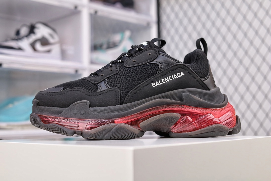 大厂出品 气垫白荧光Balenciaga  Triple S GOOD纯原纯原版本 巴黎世家 19官方发售气垫版本，正确字体电绣 粗细、位置、大小正确，侧边TPU 透气孔匹配意产原版，正确气垫分离大底，TPU软底 原版一致，”Balenciaga ” 大底LOGO 立体感十足，原厂皮料水洗做旧 采购原厂网纱