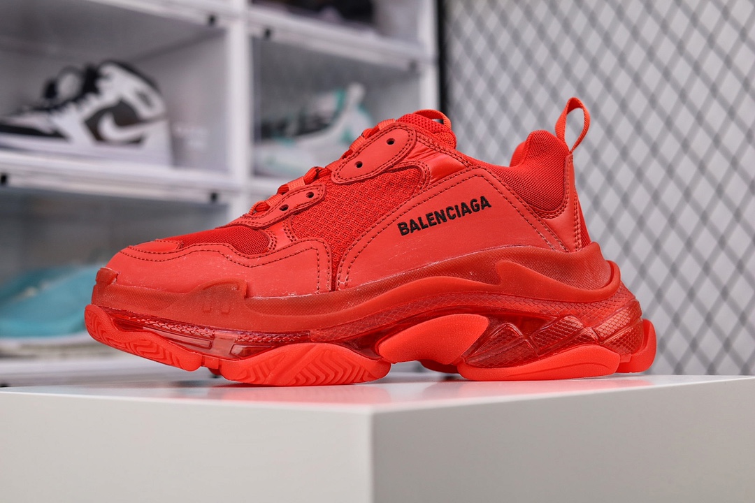 大厂出品 气垫白荧光Balenciaga  Triple S GOOD纯原纯原版本 巴黎世家 19官方发售气垫版本，正确字体电绣 粗细、位置、大小正确，侧边TPU 透气孔匹配意产原版，正确气垫分离大底，TPU软底 原版一致，”Balenciaga ” 大底LOGO 立体感十足，原厂皮料水洗做旧 采购原厂网纱