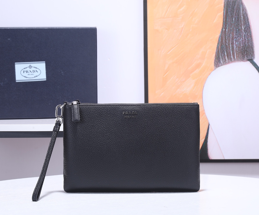 2VH006 意大利进口荔枝纹小牛皮 采用进口设备+线路均有清晰 欧洲Z经典三角搪瓷徽标 及热压徽标 背面扁平手柄 可拆卸皮质腕带 时尚潮流 专柜品质 带有175代工码 尺寸：28*18cm 黑色