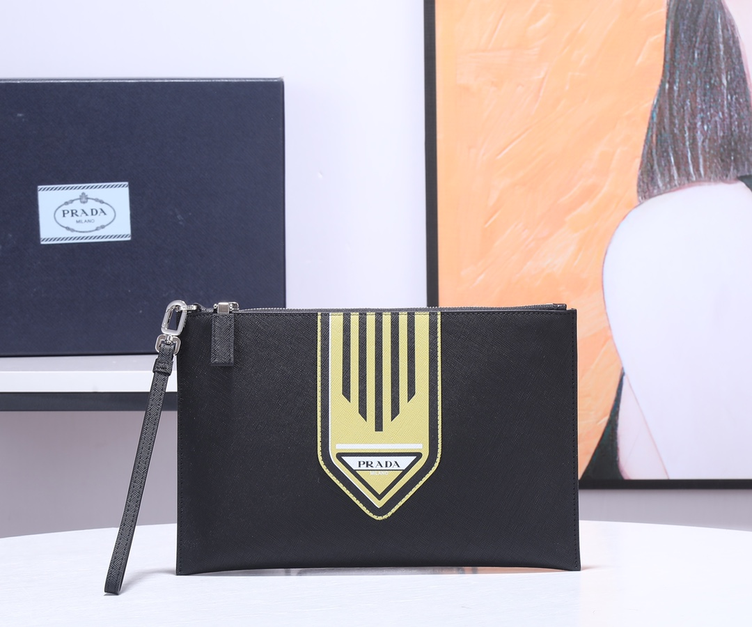 春夏男士手包 2NG039 意大利进口Saffiano十字纹+超质感羊皮 新潮流是丝印图案 采用进口设备+线路均有清晰 欧洲Z进口环保油边 时尚潮流 专柜品质 带有175代工码 尺寸：28*18cm 黑+黄色 出货咯