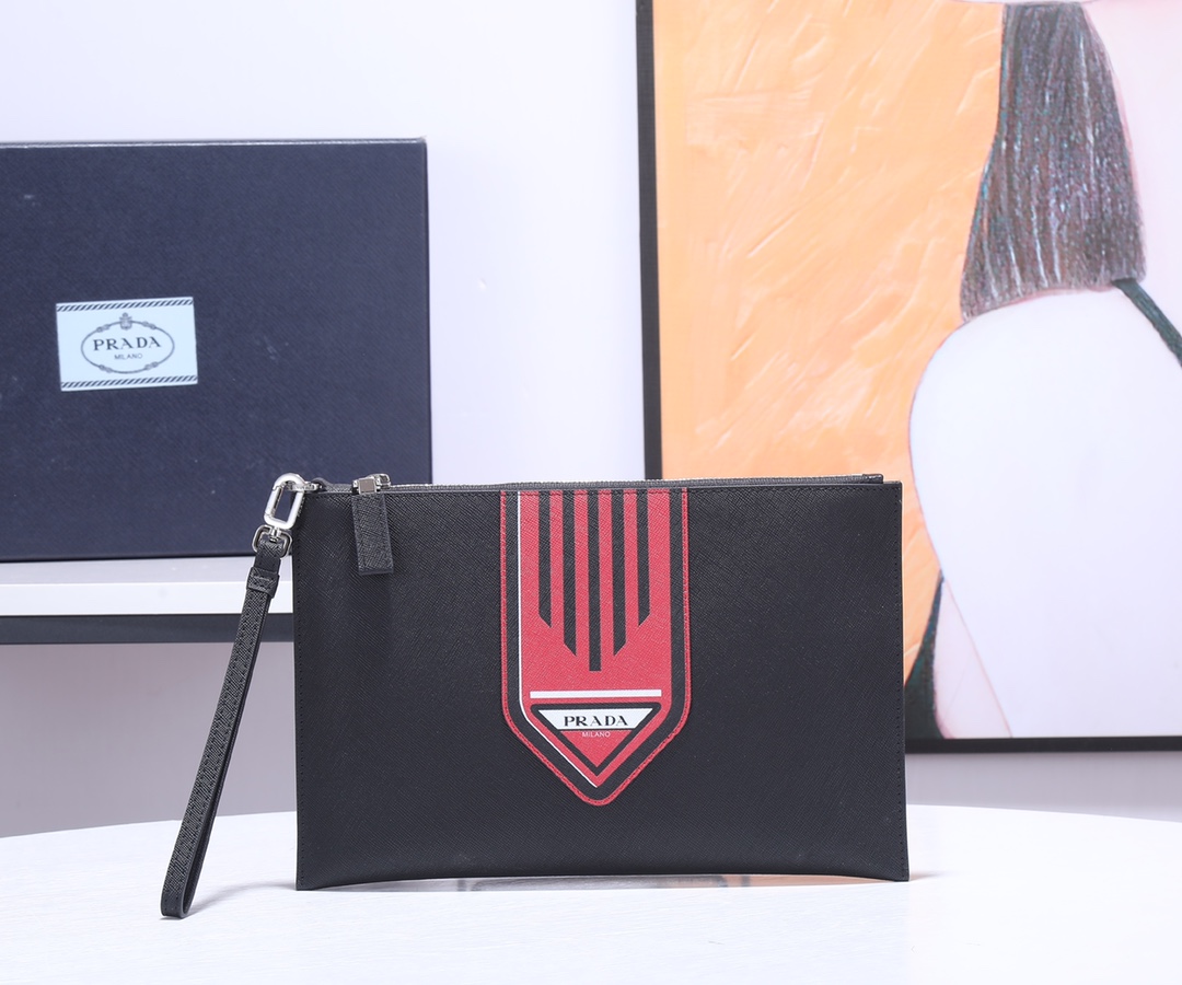 春夏男士手包 2NG039 意大利进口Saffiano十字纹+超质感羊皮 新潮流是丝印图案 采用进口设备+线路均有清晰 欧洲Z进口环保油边 时尚潮流 专柜品质 带有175代工码 尺寸：28*18cm 黑+红色 出货咯