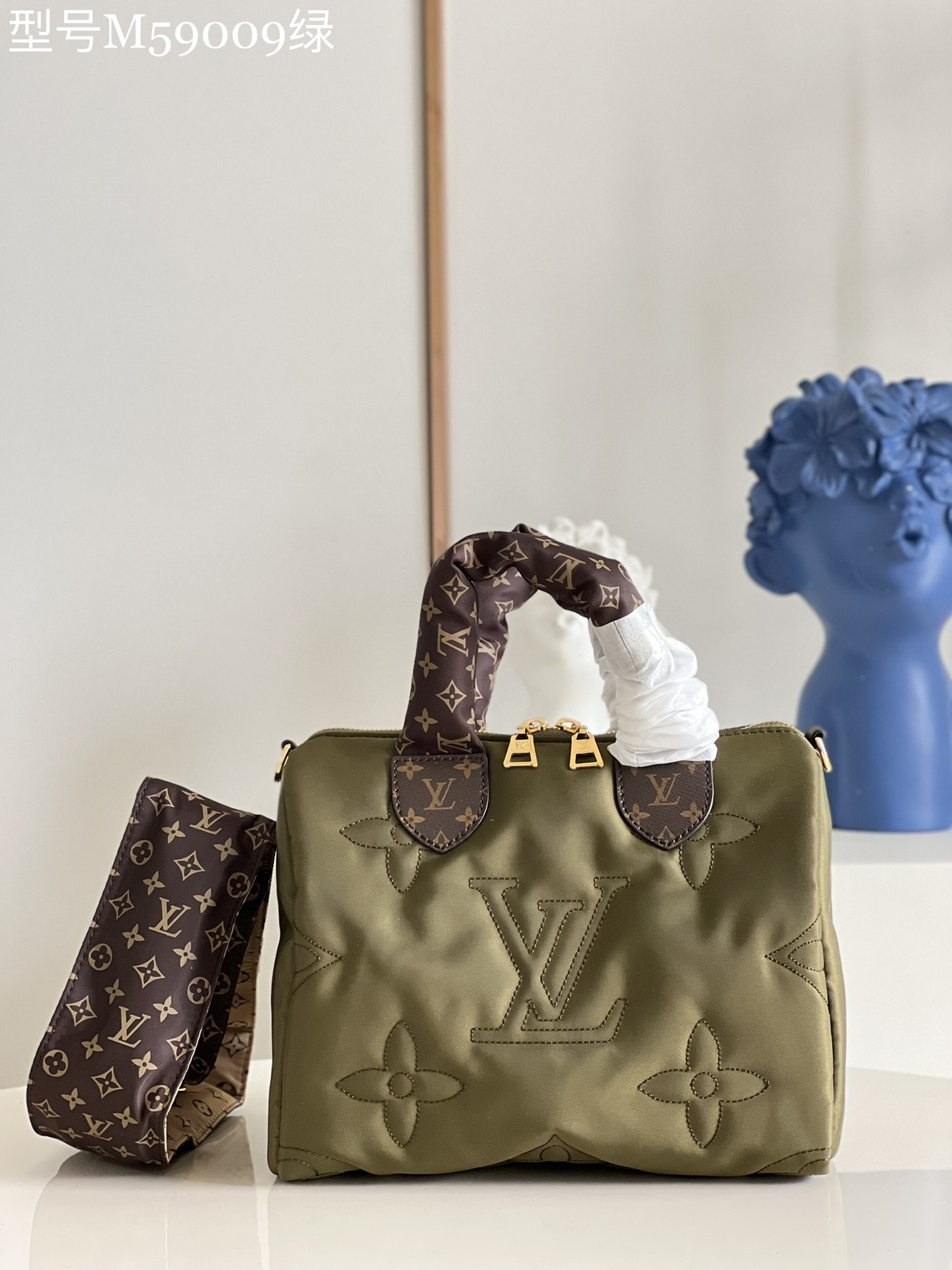 NO:398217,【Exclusive real photo M59009 green】M59008 M41113 This Speedy Bandoulière 25 handbag is made of Econyl recycled nylon, which shows Louis Vuitton's unremitting pursuit of green and sustainable craftsmanship. The padded outer embroidery Monogram pattern makes it comfortable to accompany winter travel. Classic silhouette, leather handle and removable shoulder strap continue the Speedy series style. Detailed features 25 x 19 x 15 cm (length x height x width) zj.,LV【original leather】,louis vuitton,louis vuitton19860909【独家实拍M59009绿色】M59008 M41113 此款 Speedy Bandoulière 25 手袋取材 Econyl 再生锦纶,彰示路易威登对绿色可持续工艺的不懈追求.衬垫外层刺绣 Monogram 图案,惬意陪伴冬日出行.经典廓形、皮革手柄和可拆卸肩带延续 Speedy 系列格调. 详细特征25 x 19 x 15 厘米 (长度 x 高 x 宽) zj.,LV【原厂皮】,louis vuitton,louis vuitton,Bag