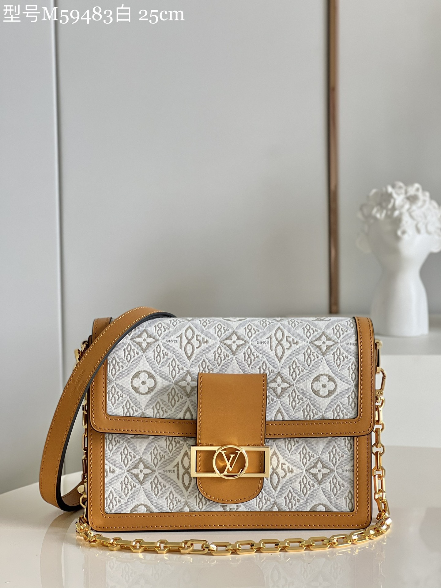 NO:398298,【Exclusive real photo M59483 white medium size】M44391 This Dauphin medium size handbag is made of since 1854 jacquard fabric, elegantly blending Monogram flowers, LV letters and 1854 words, and combines cowhide with cowhide to convey a new retro atmosphere. The detachable chain and inner compartment add functional details. Size 25 x 17 x 10.5 cm yj.,LV [original leather],louis vuitton,cowhide19860909【独家实拍M59483白色 中号】M44391 本款 Dauphine 中号手袋取材 Since 1854 提花织物,优雅融汇 Monogram 花卉、LV 字母和 1854 字样,与牛皮革饰边共同传递新复古主义气息.可拆卸链条和内隔层增添功能细节.尺寸25 x 17 x 10.5 厘米 yj.,LV【原厂皮】,louis vuitton,cowhide,Bag