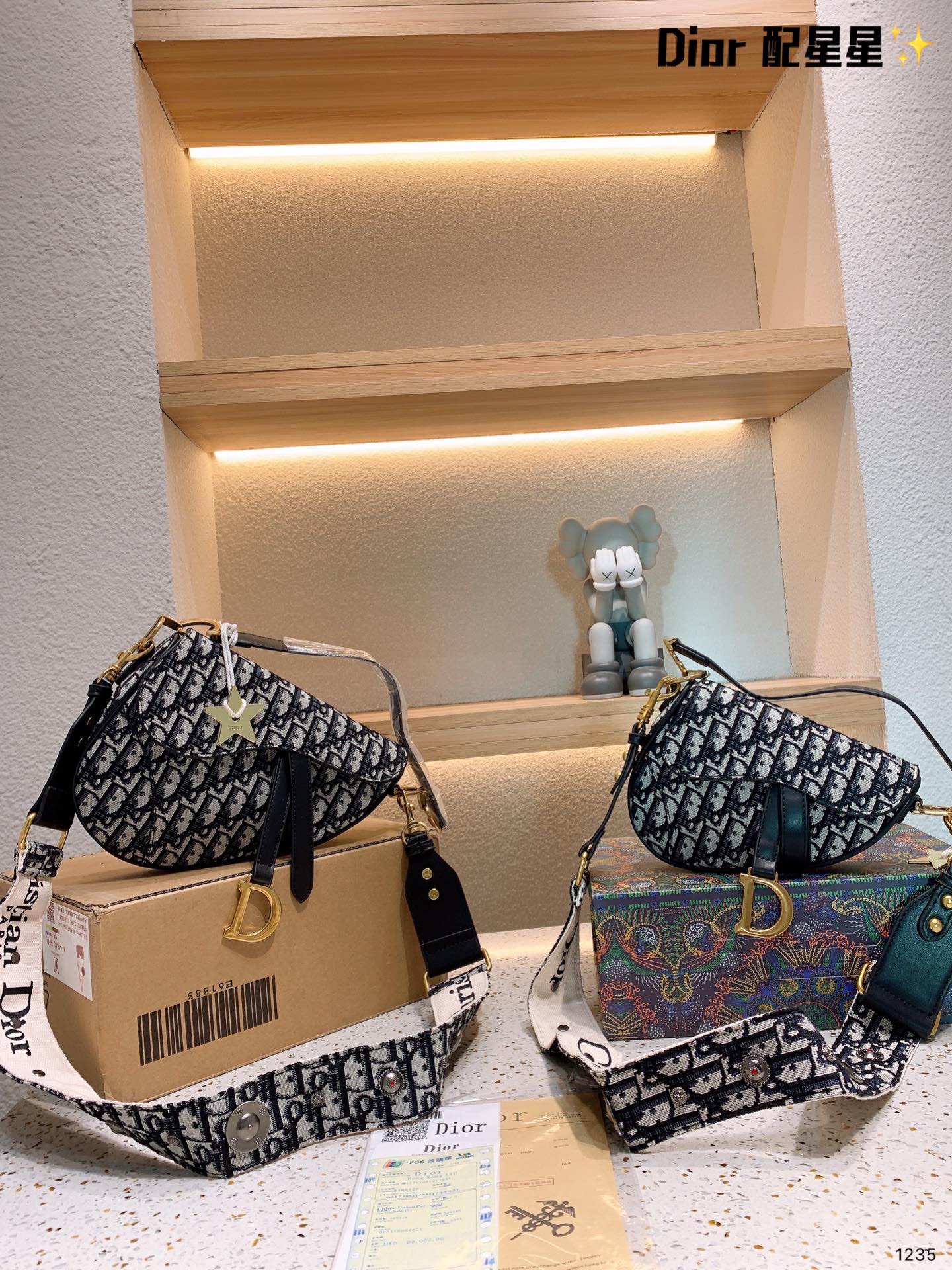 J5 saddle马鞍包，有故事的包包注定不平凡，还记得 Dior 迪奥 家传奇设计总监海盗哥Gallliano吗，他在2000年初设计的马鞍包，一时成为家喻户晓的成名作，欲望都市里主角随身携带的那款包就是最早的马鞍包 大号25cm 小号21cm