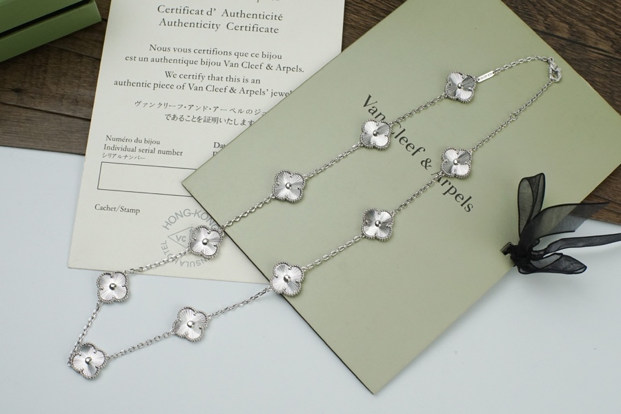👼VCA四叶草十花短款项链🍀🍀以玑镂雕花工艺点缀 真实细节呈现💏！🍀电镀18K金工艺 ‼️✨ 不必多言 