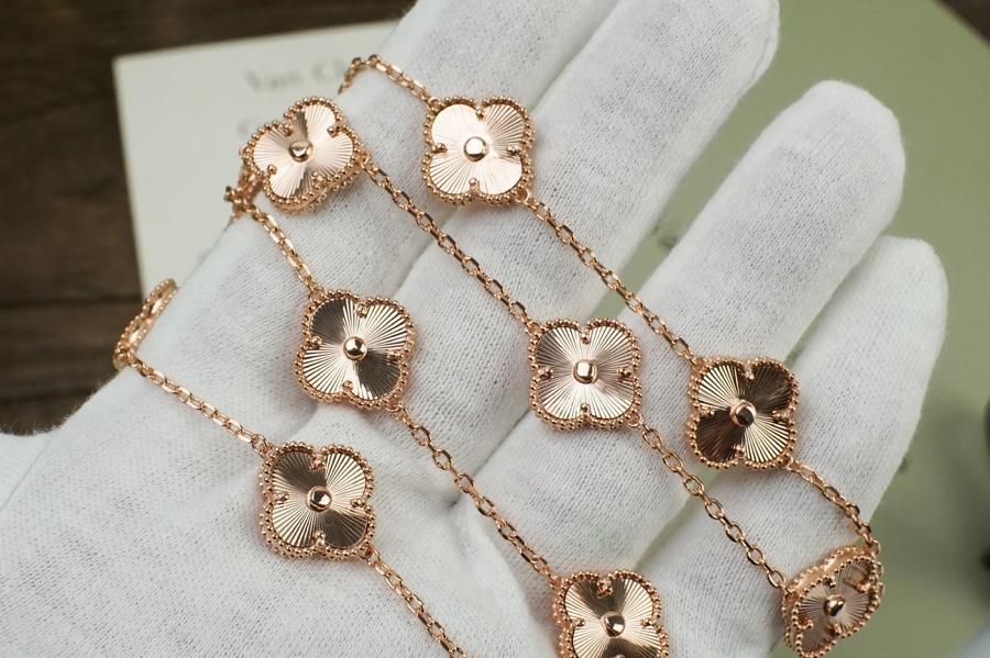 👼VCA四叶草十花短款项链🍀🍀以玑镂雕花工艺点缀 真实细节呈现💏！🍀电镀18K金工艺 ‼️✨ 不必多言 